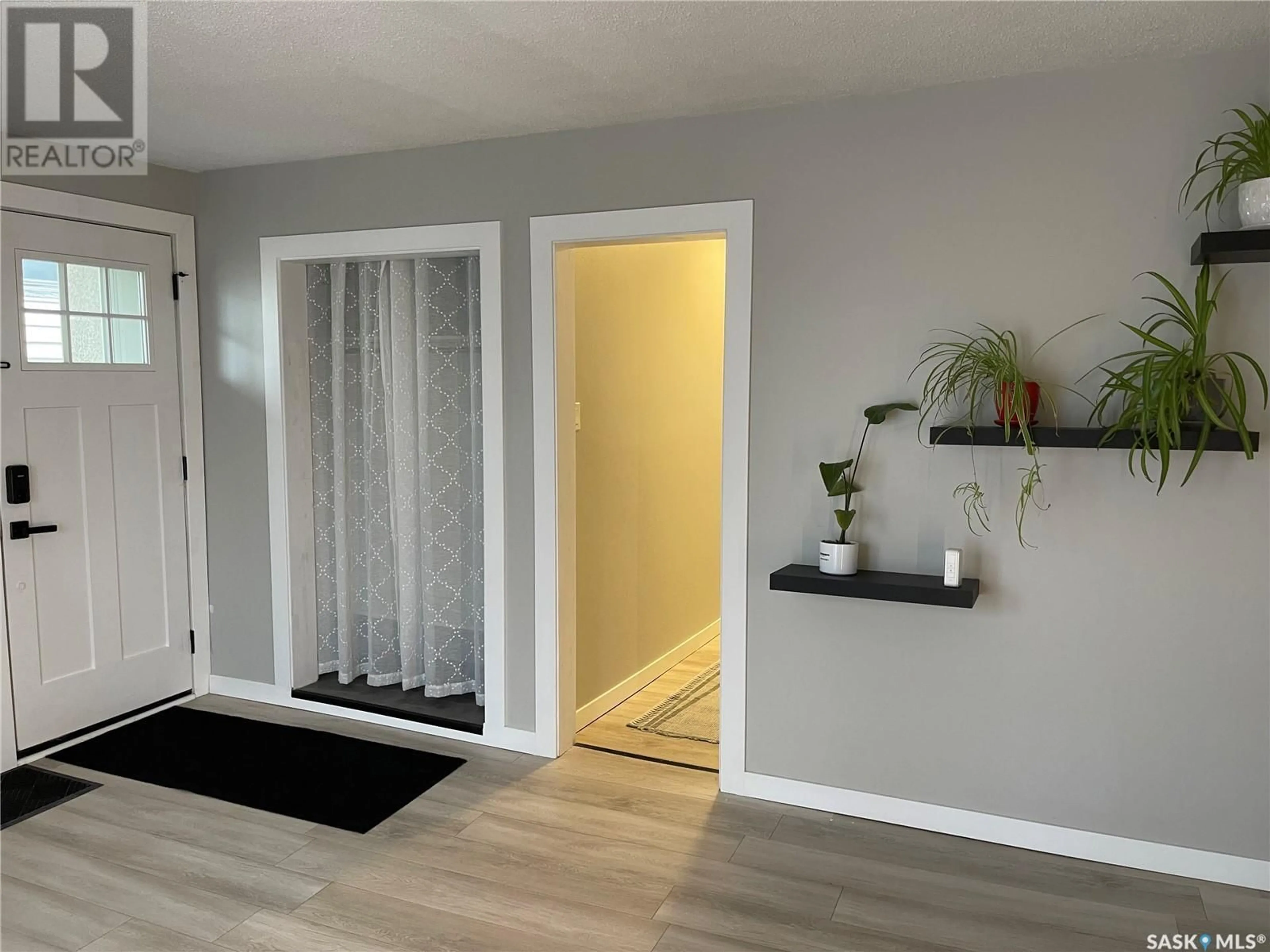 Indoor entryway for 114 Q AVENUE, Saskatoon Saskatchewan S7M2Y1