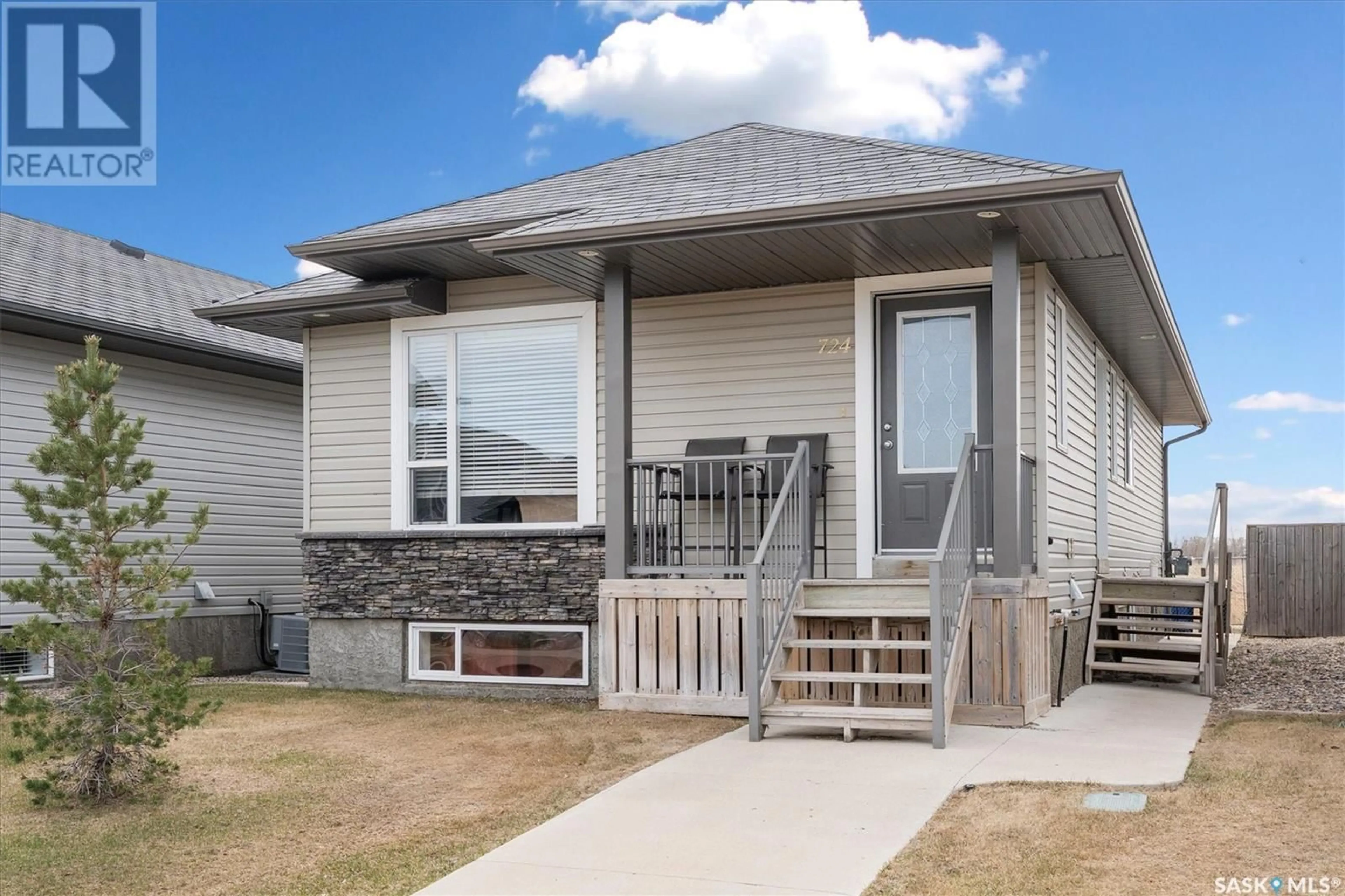 Home with vinyl exterior material, street for 724 GLENVIEW COVE, Martensville Saskatchewan S0K0A2