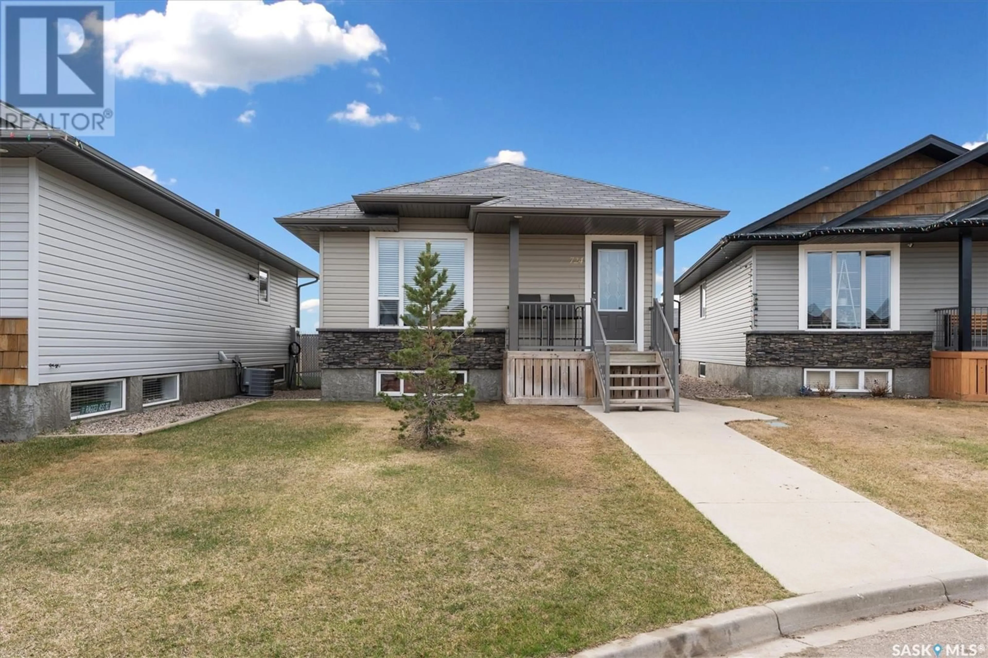 Home with vinyl exterior material, street for 724 GLENVIEW COVE, Martensville Saskatchewan S0K0A2