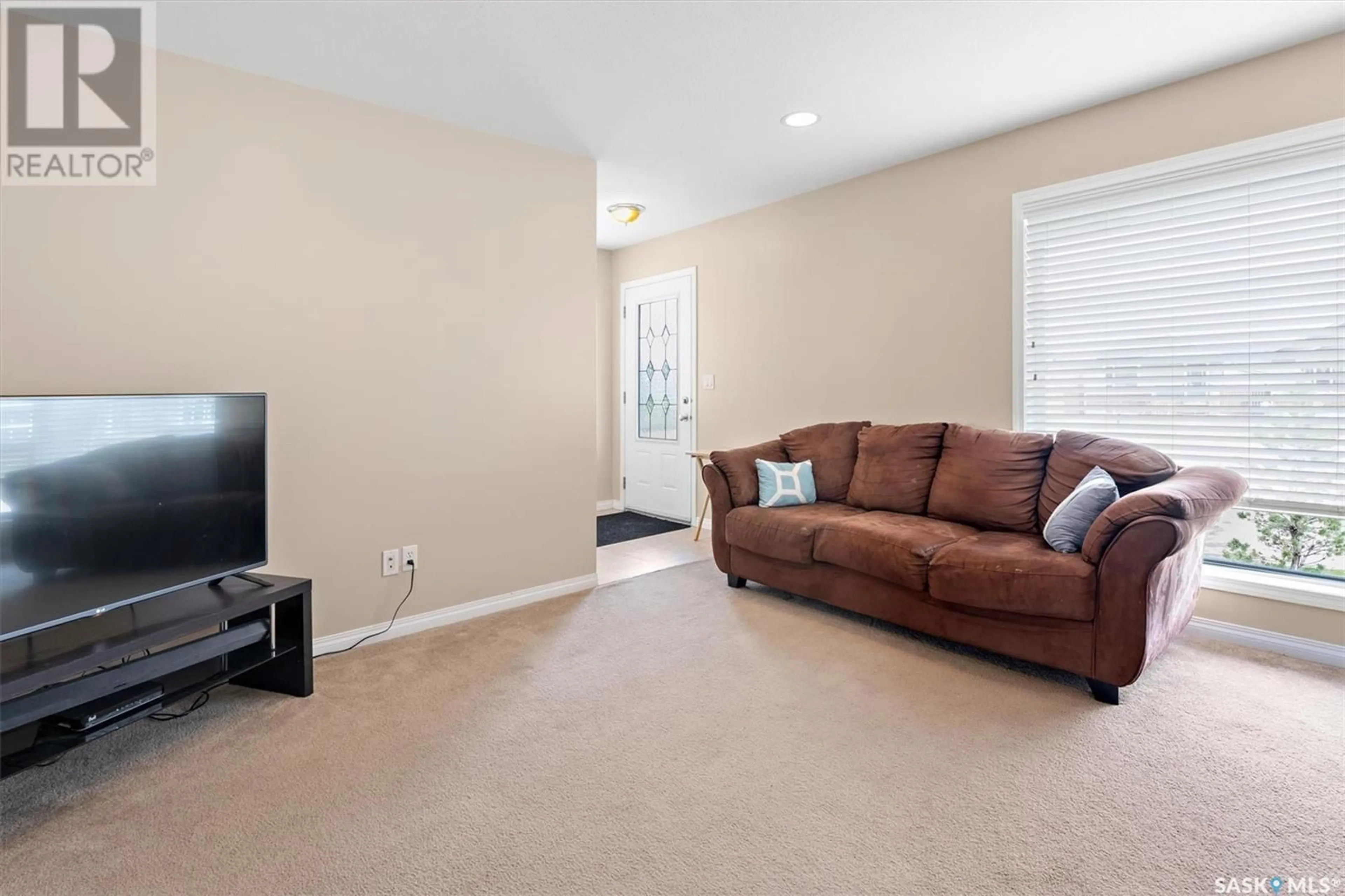 Living room with furniture, unknown for 724 GLENVIEW COVE, Martensville Saskatchewan S0K0A2