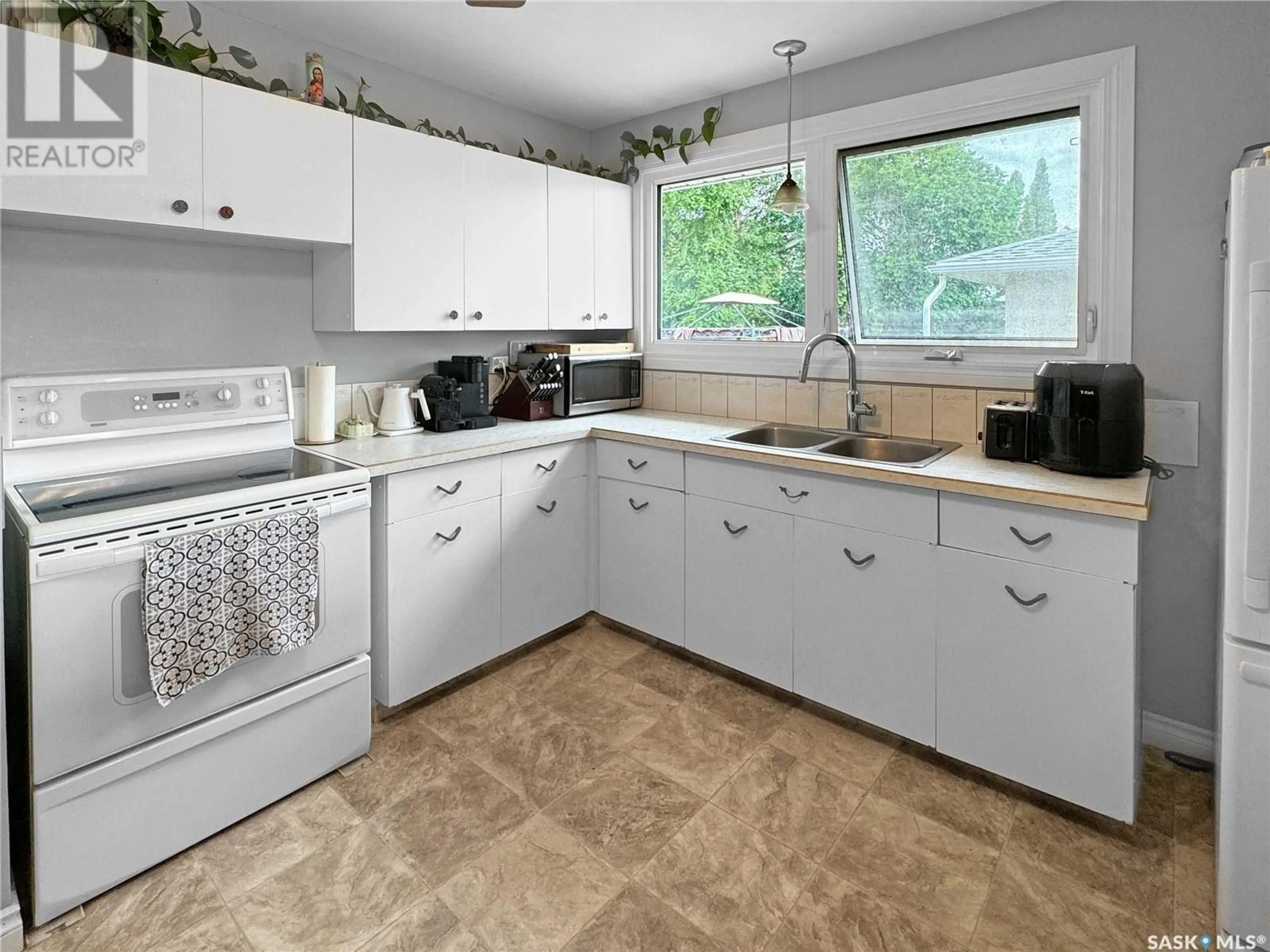 Standard kitchen, unknown for 1851 103RD STREET, North Battleford Saskatchewan S9A1M1