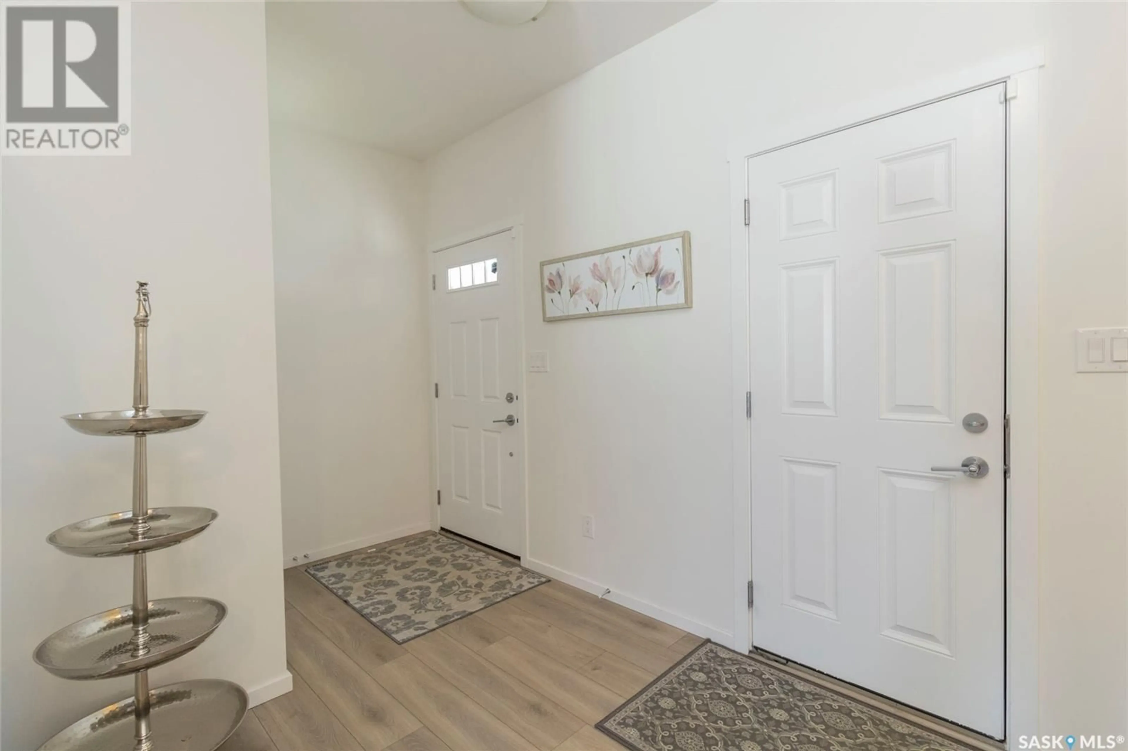 Indoor entryway for 422 MCFAULL CRESCENT, Saskatoon Saskatchewan S7V0T2