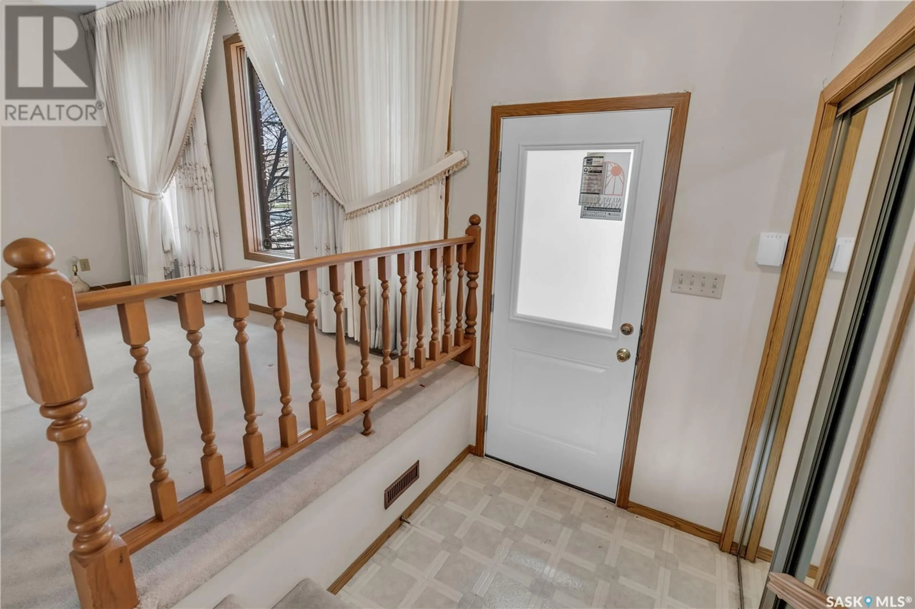 Indoor foyer for 2822 KUTARNA CRESCENT, Regina Saskatchewan S4V0T1