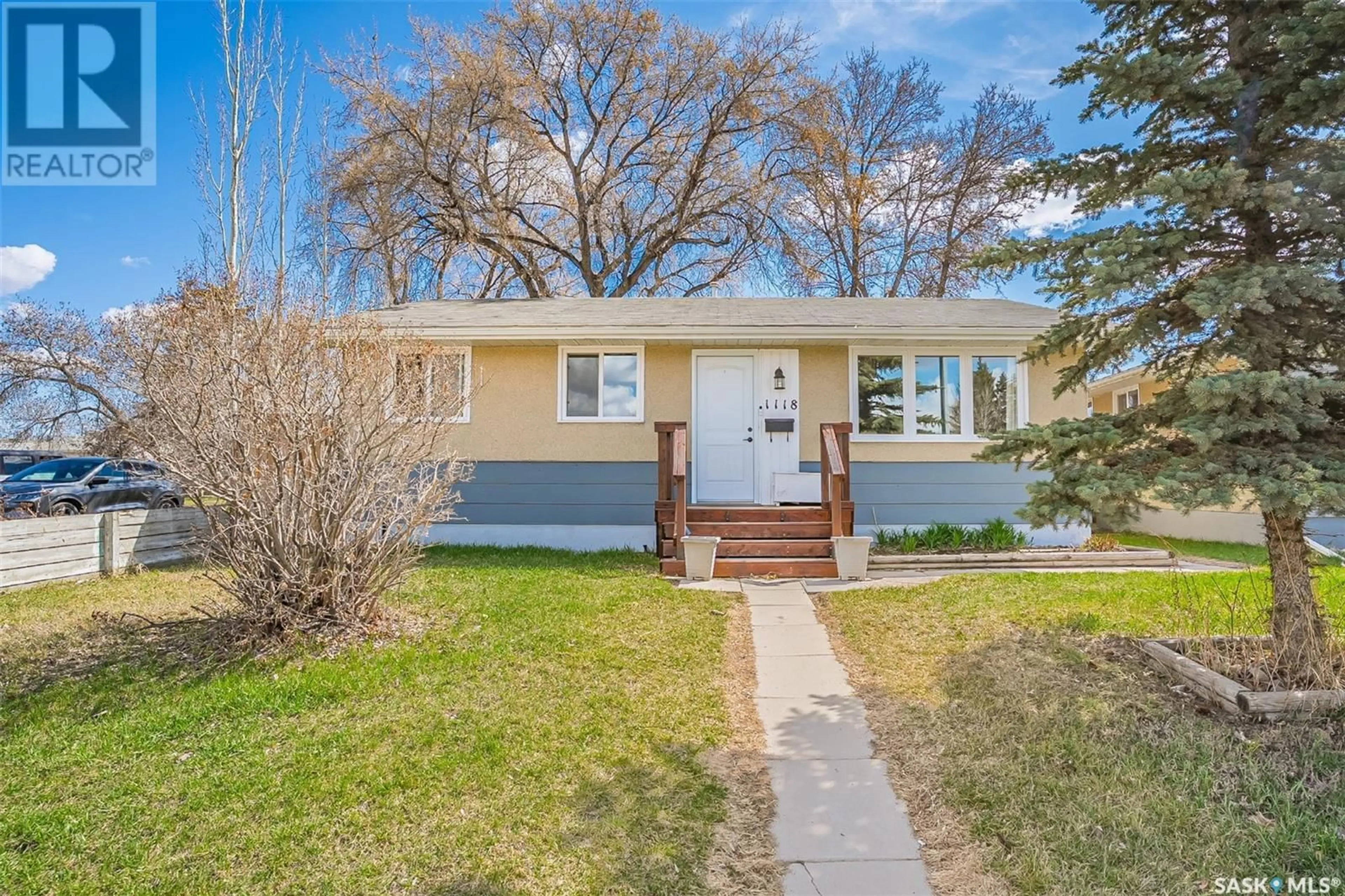 Home with vinyl exterior material, street for 1118 CONFEDERATION DRIVE, Saskatoon Saskatchewan S7L4K5