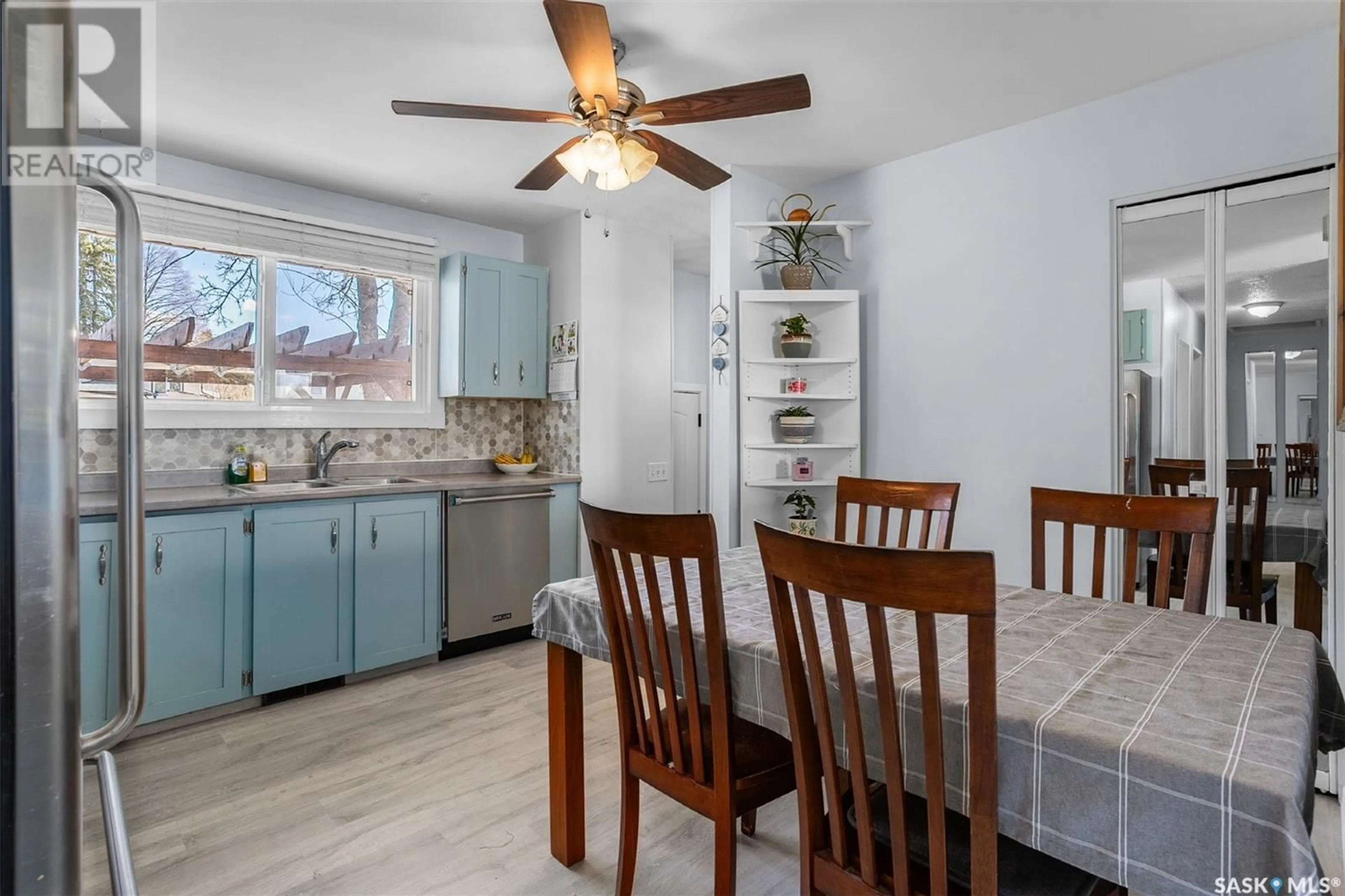 Open concept kitchen, unknown for 1118 CONFEDERATION DRIVE, Saskatoon Saskatchewan S7L4K5