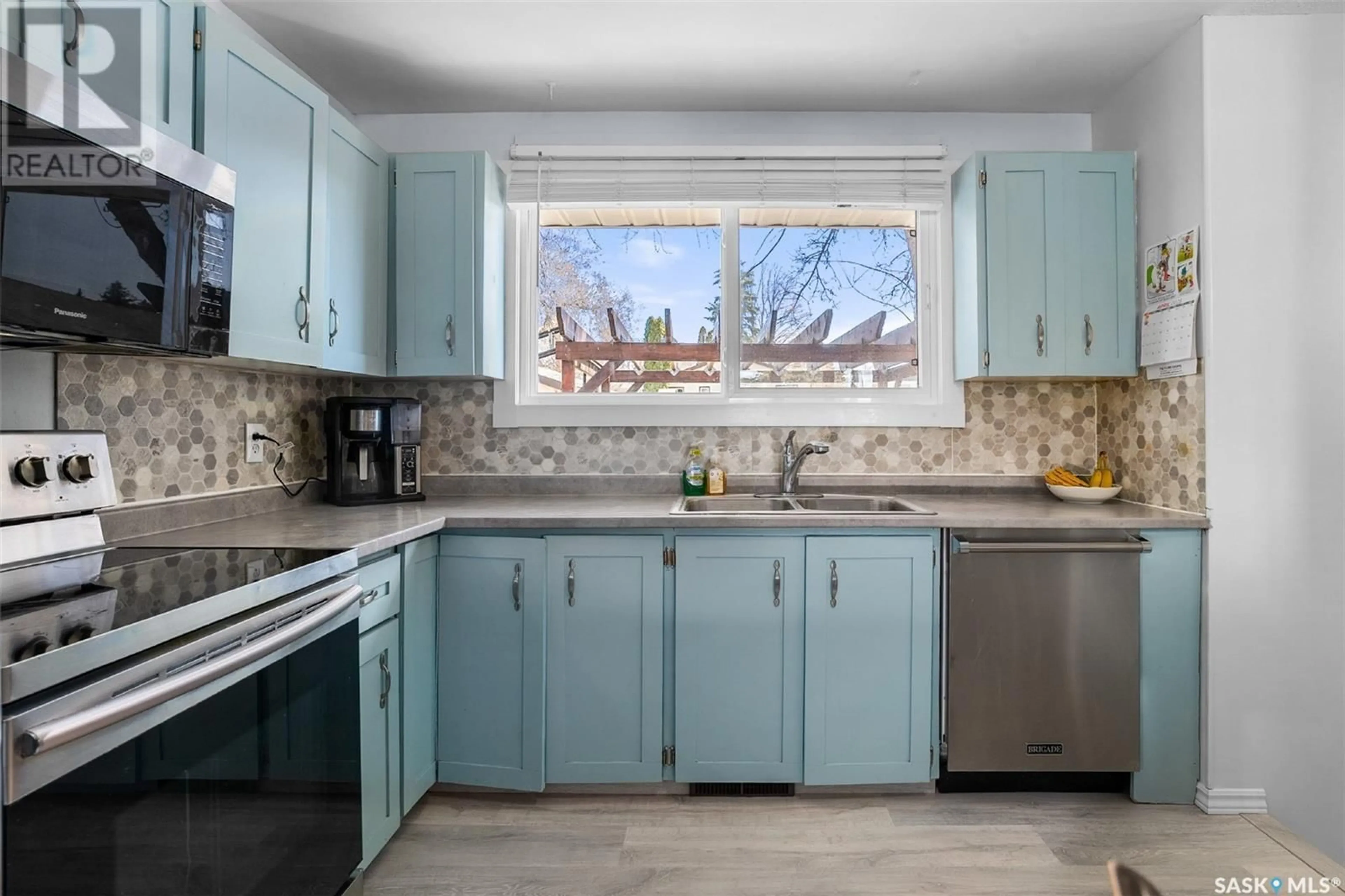 Standard kitchen, ceramic/tile floor for 1118 CONFEDERATION DRIVE, Saskatoon Saskatchewan S7L4K5