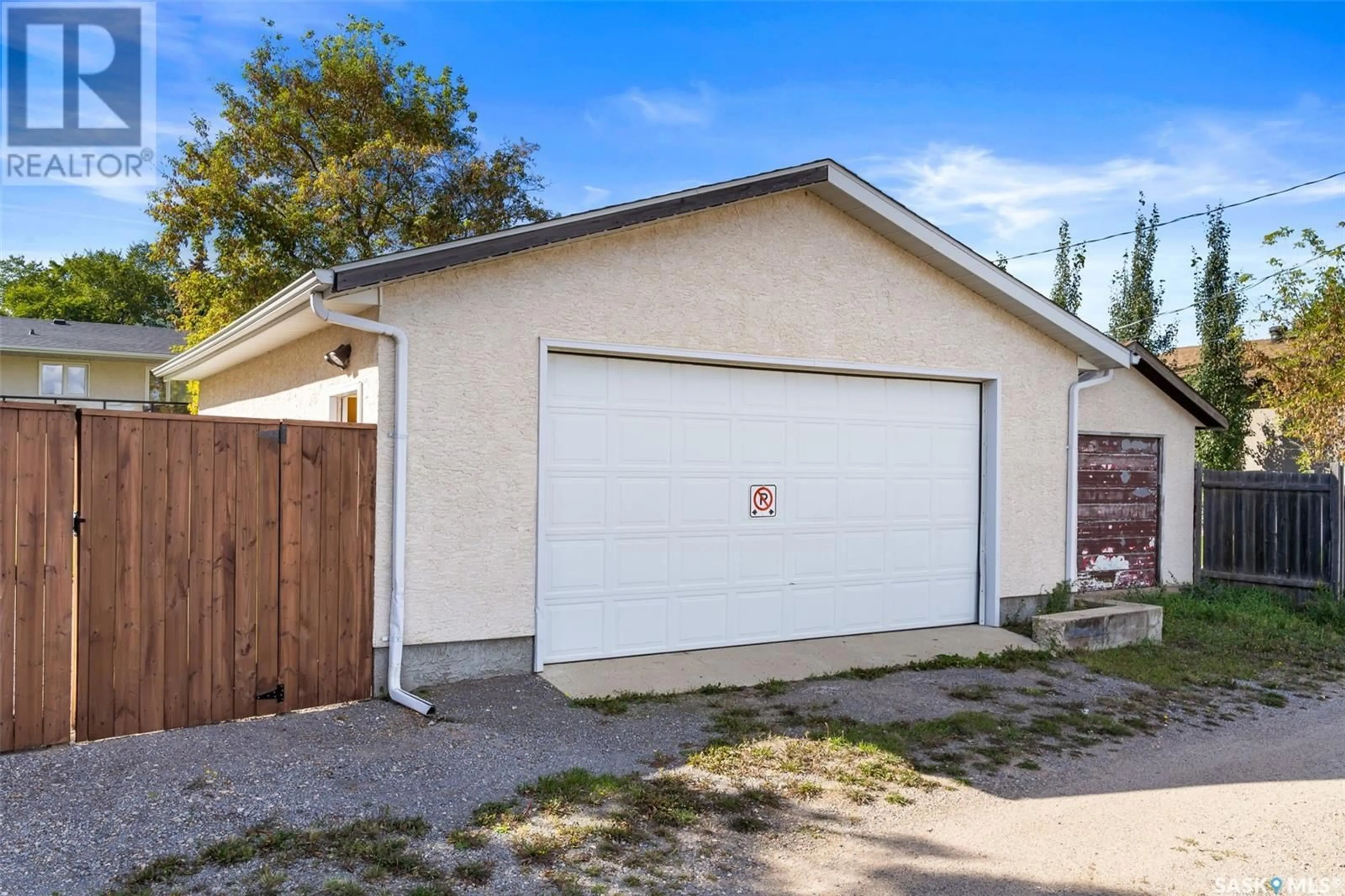 Indoor garage for 163 3RD STREET, Pilot Butte Saskatchewan S0G3Z0