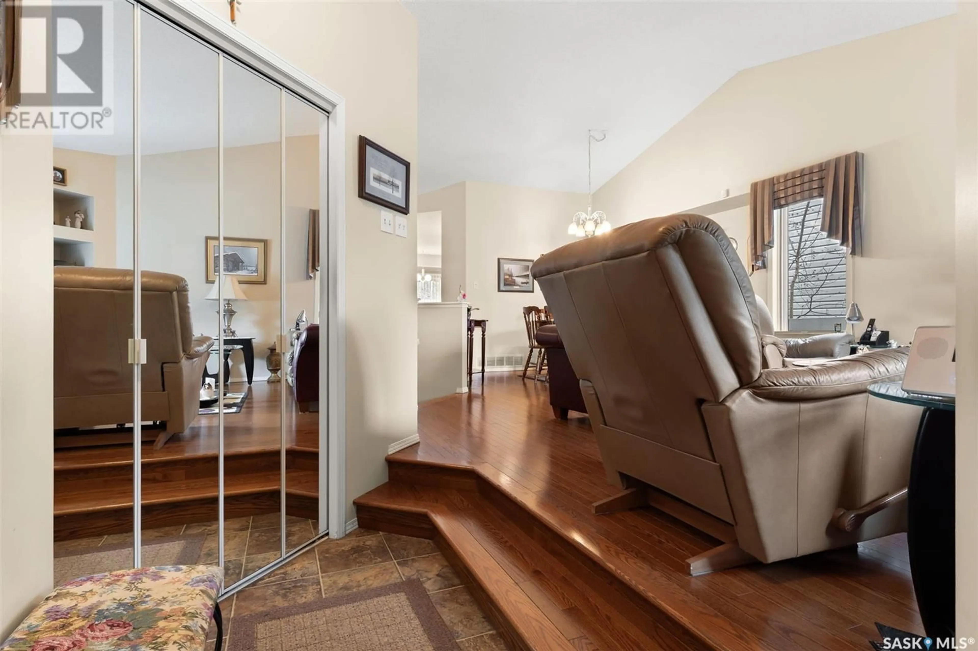 Indoor foyer for 1691 ROUSSEAU CRESCENT, Regina Saskatchewan S4X4L9