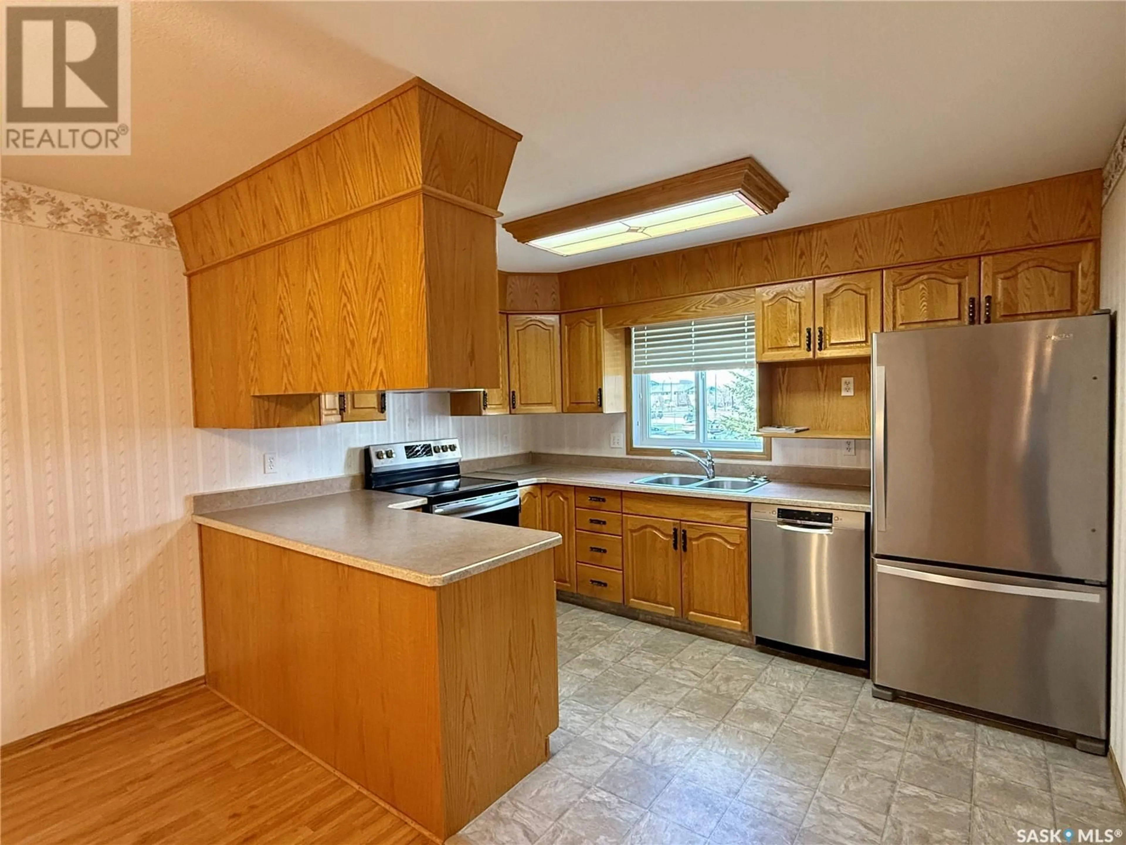 Standard kitchen, unknown for 104 115 KEEVIL CRESCENT, Saskatoon Saskatchewan S7N4P2