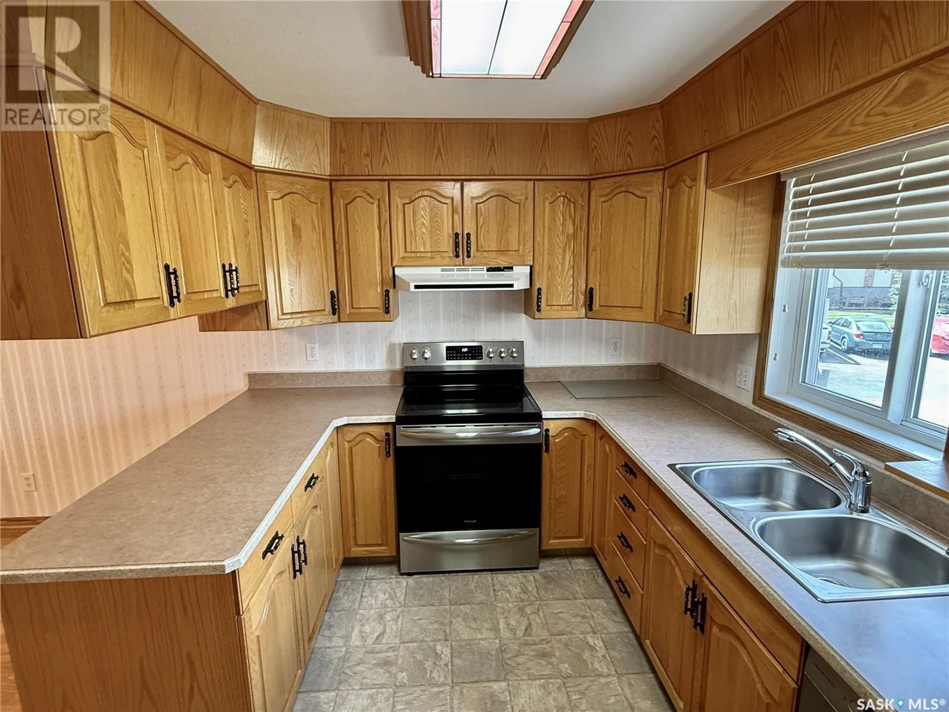 Standard kitchen, unknown for 104 115 KEEVIL CRESCENT, Saskatoon Saskatchewan S7N4P2