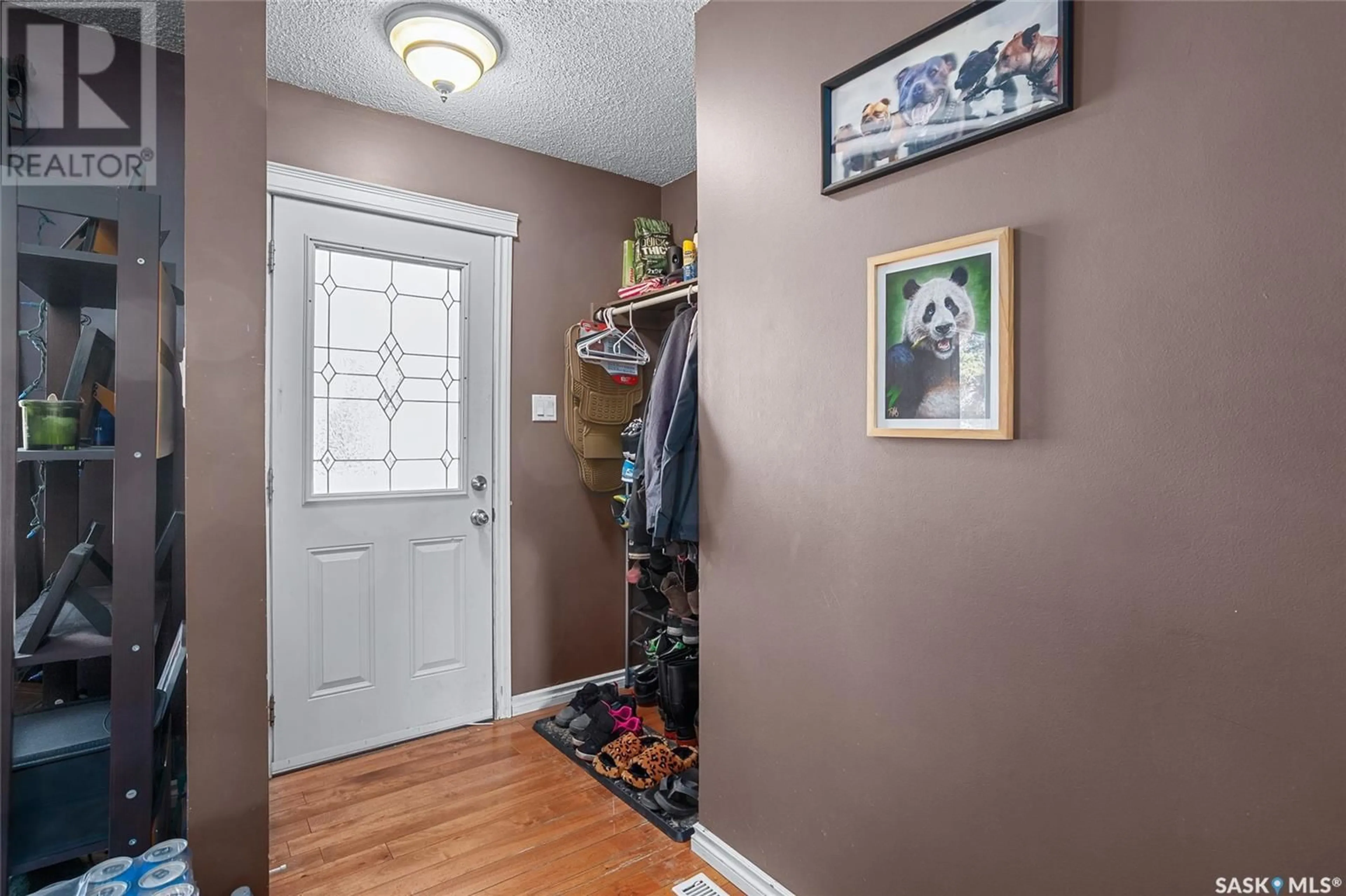 Indoor entryway for 2 YOUNG CRESCENT, Saskatoon Saskatchewan S7J2C4