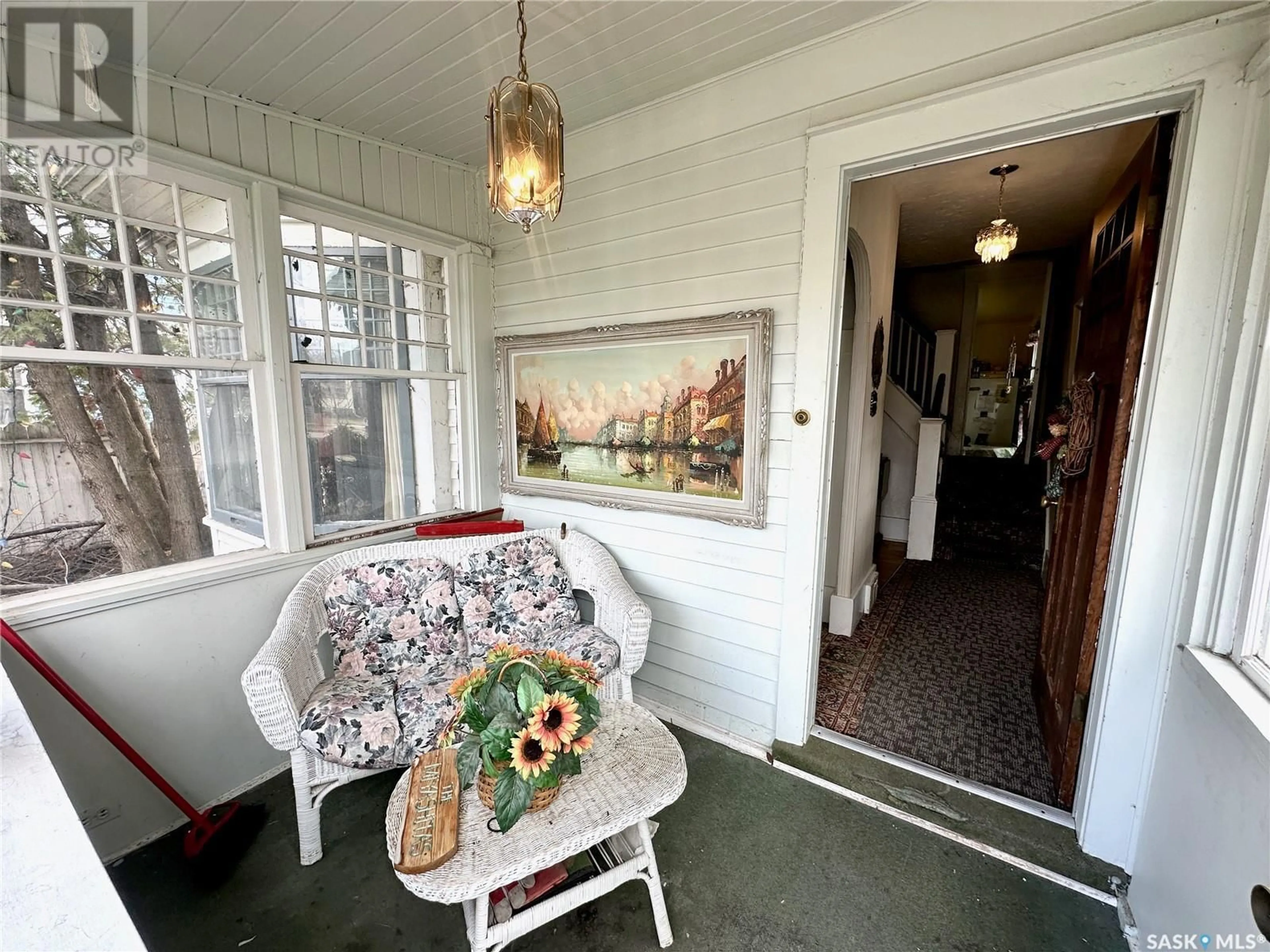 Indoor foyer for 616 ALBERT AVENUE, Saskatoon Saskatchewan S7N1G7
