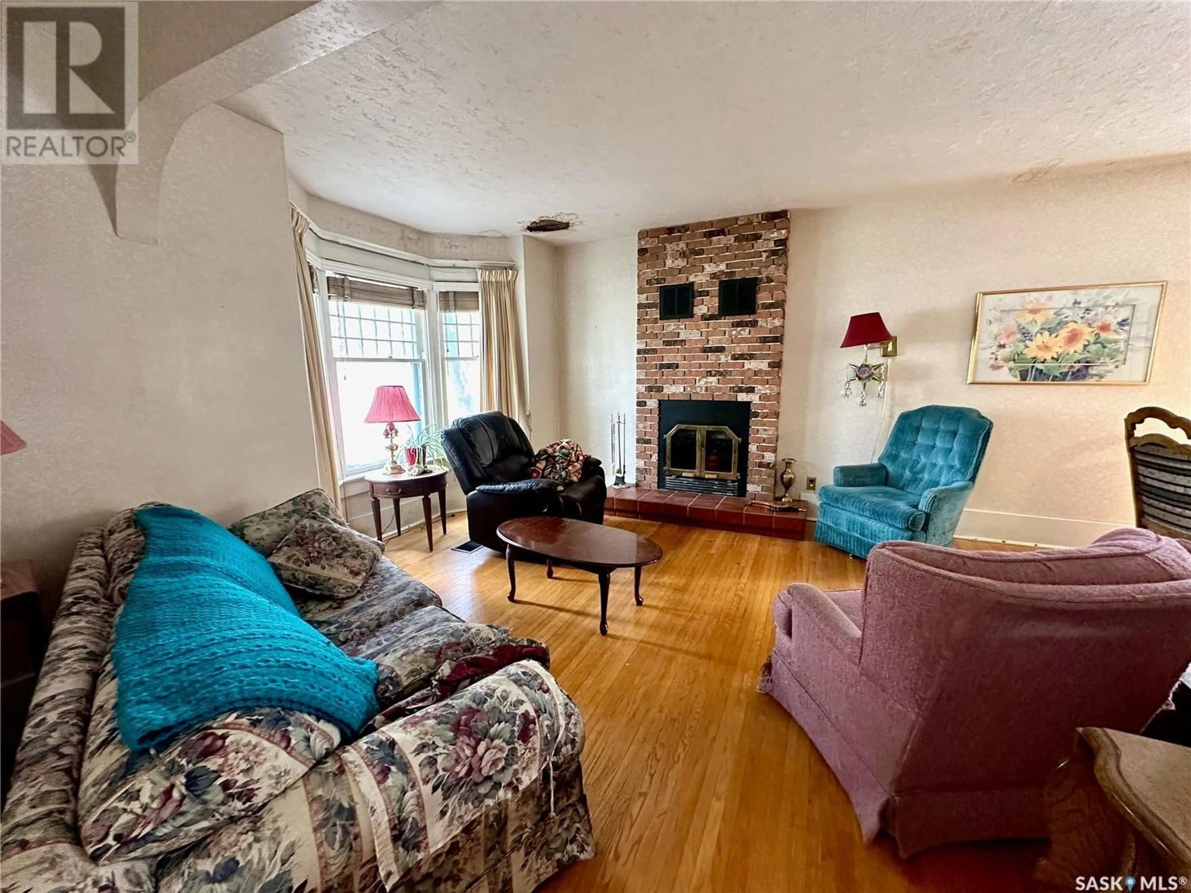Living room with furniture, wood/laminate floor for 616 ALBERT AVENUE, Saskatoon Saskatchewan S7N1G7
