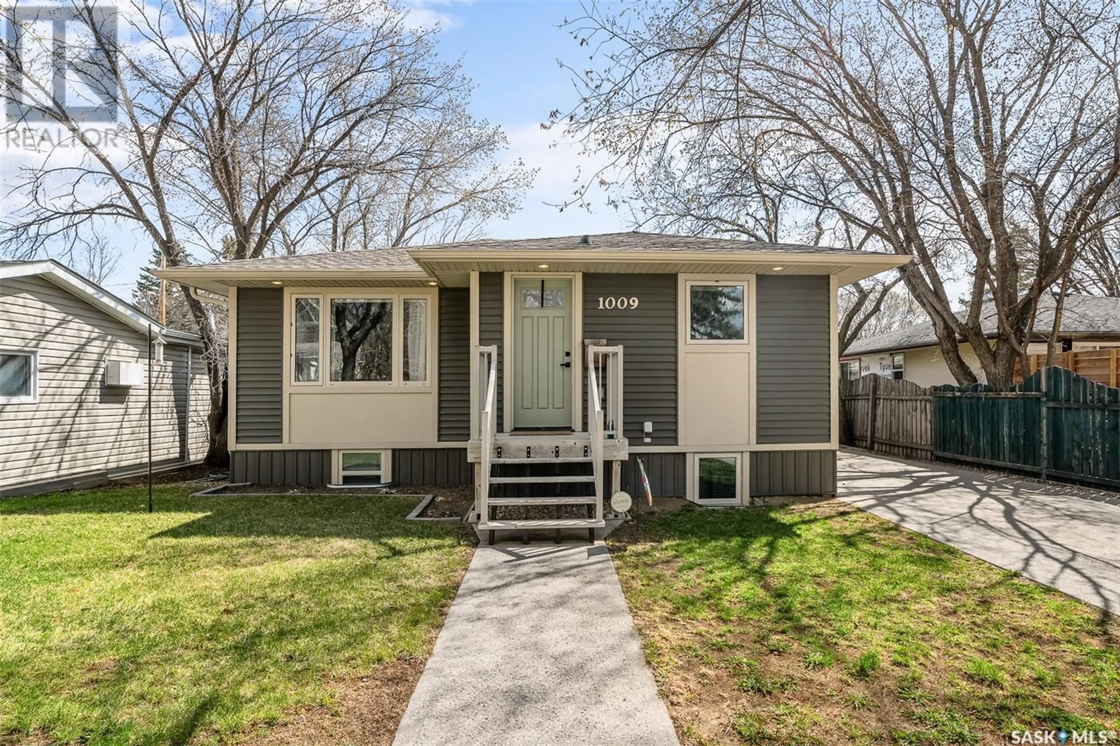 Home with vinyl exterior material, street for 1009 6TH AVENUE, Moose Jaw Saskatchewan S6H4A5