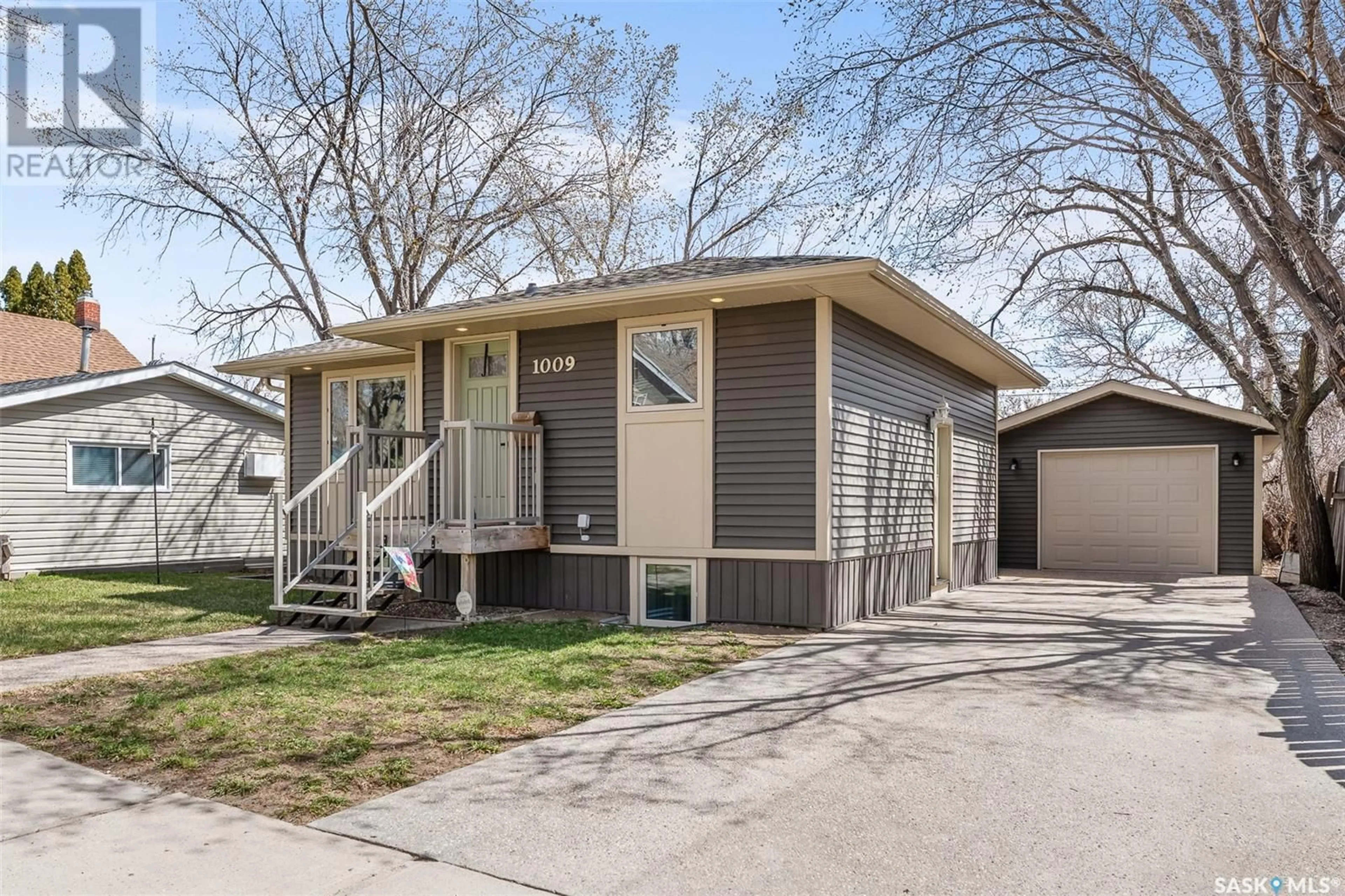 Home with vinyl exterior material, street for 1009 6TH AVENUE, Moose Jaw Saskatchewan S6H4A5