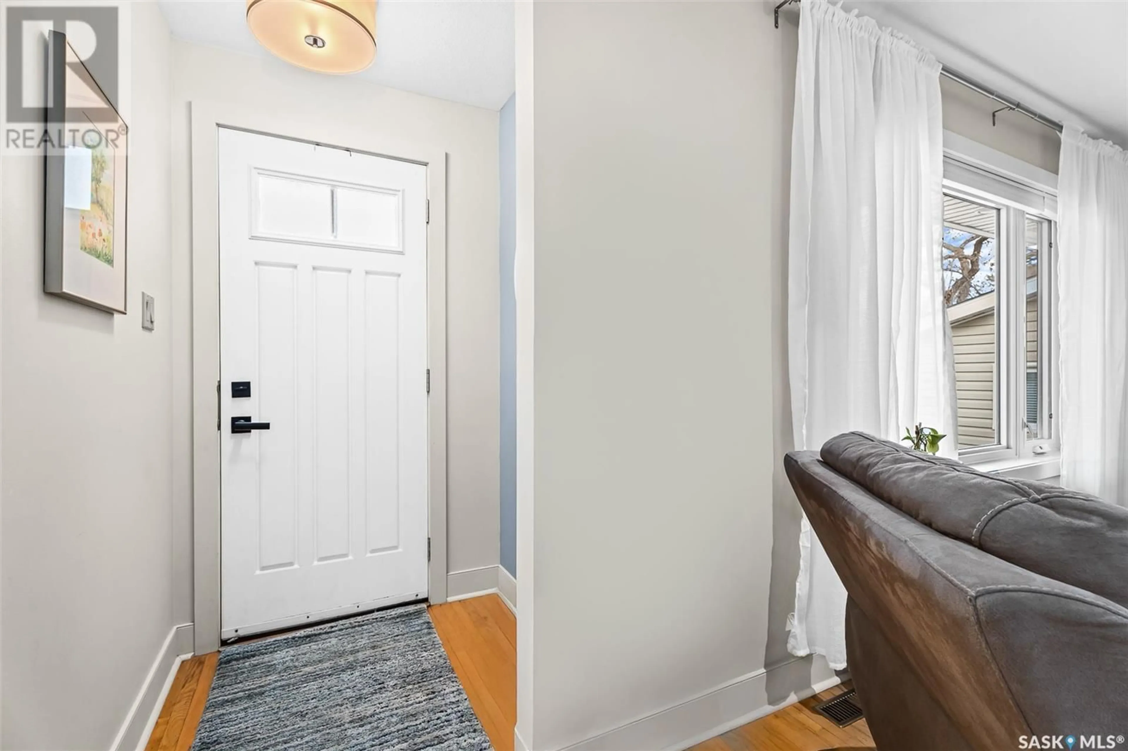 Indoor entryway for 1009 6TH AVENUE, Moose Jaw Saskatchewan S6H4A5