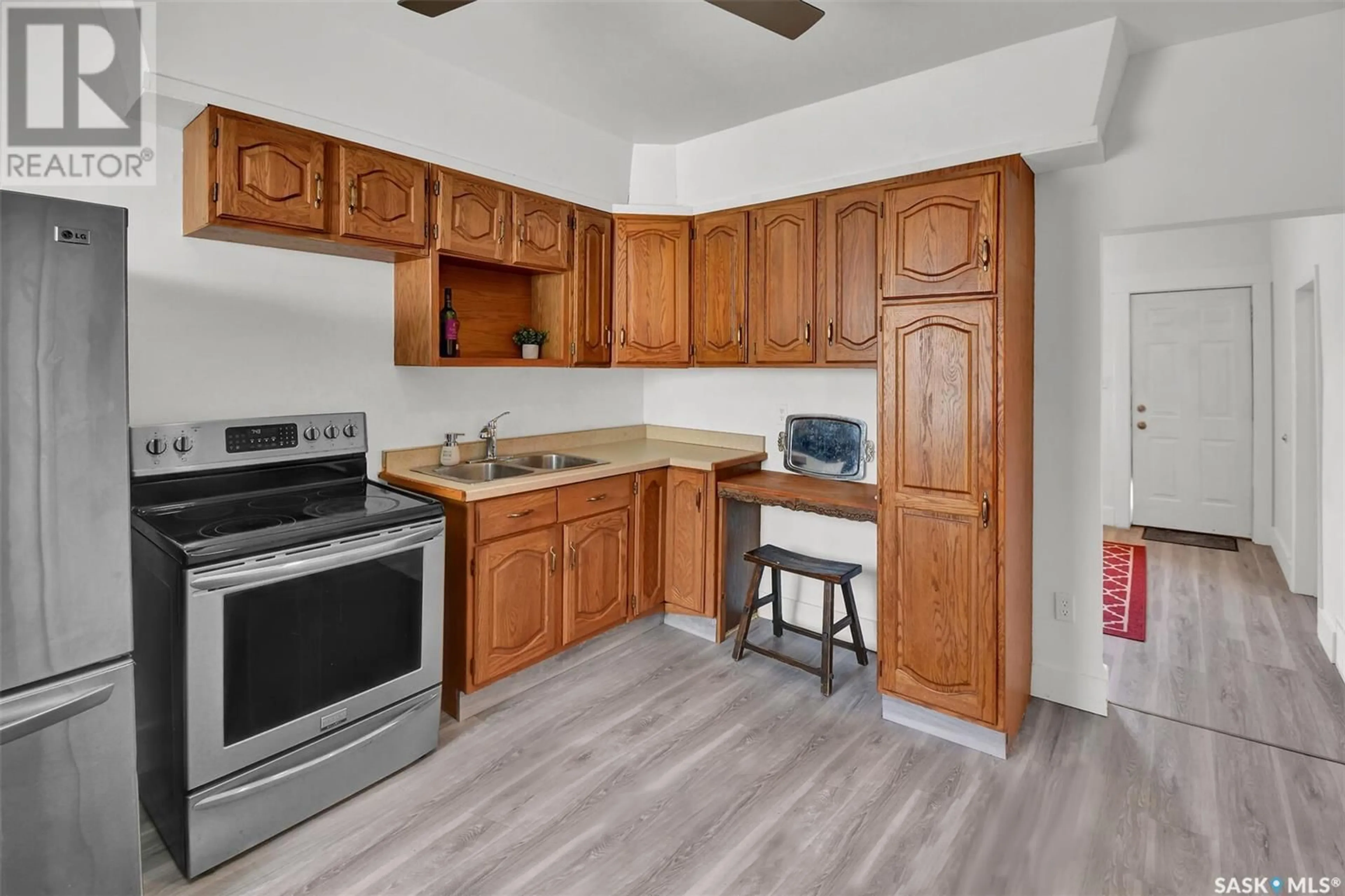 Standard kitchen, unknown for 124 M AVENUE, Saskatoon Saskatchewan S7M2K2