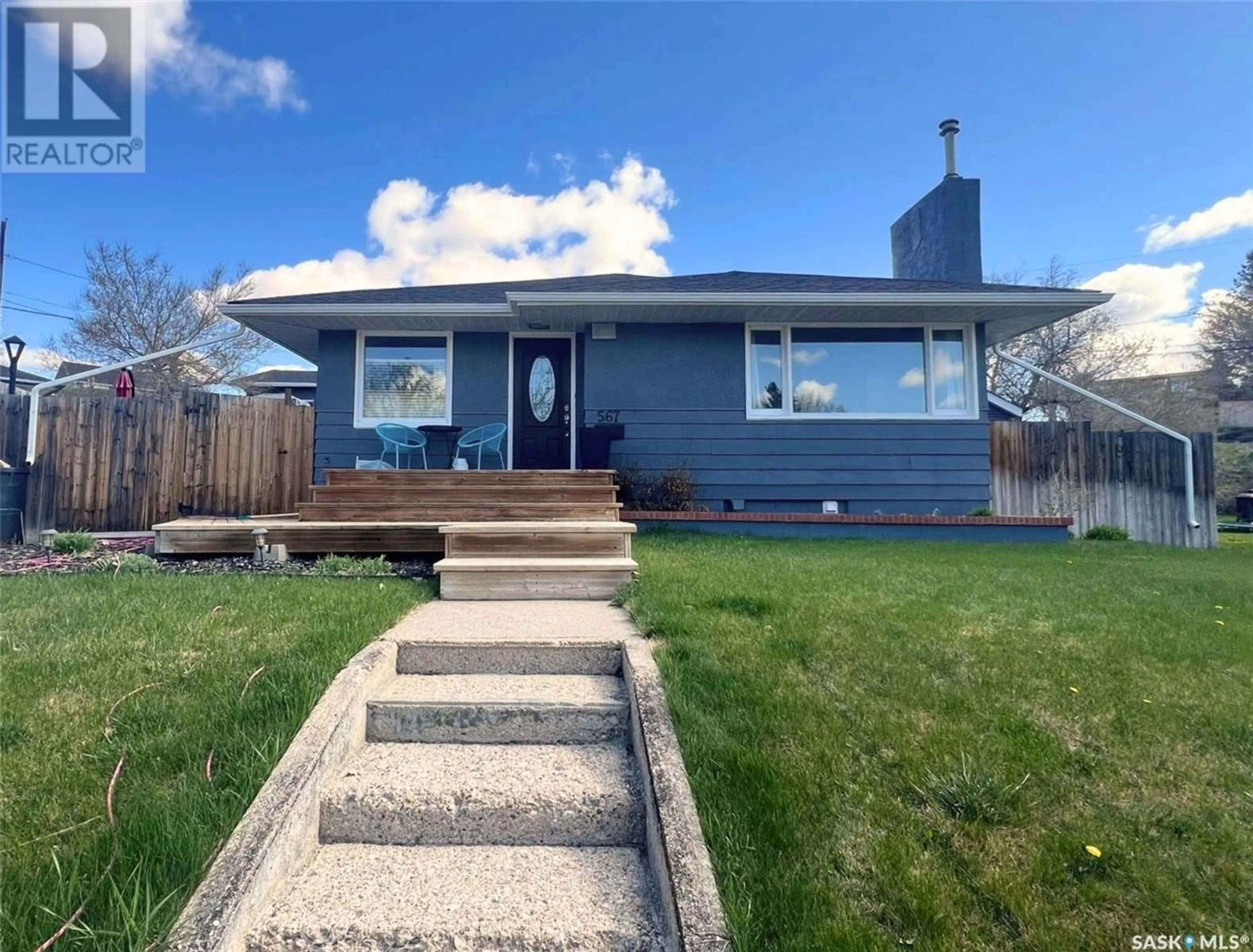 Home with vinyl exterior material, street for 567 4TH AVENUE, Swift Current Saskatchewan S9H0V5