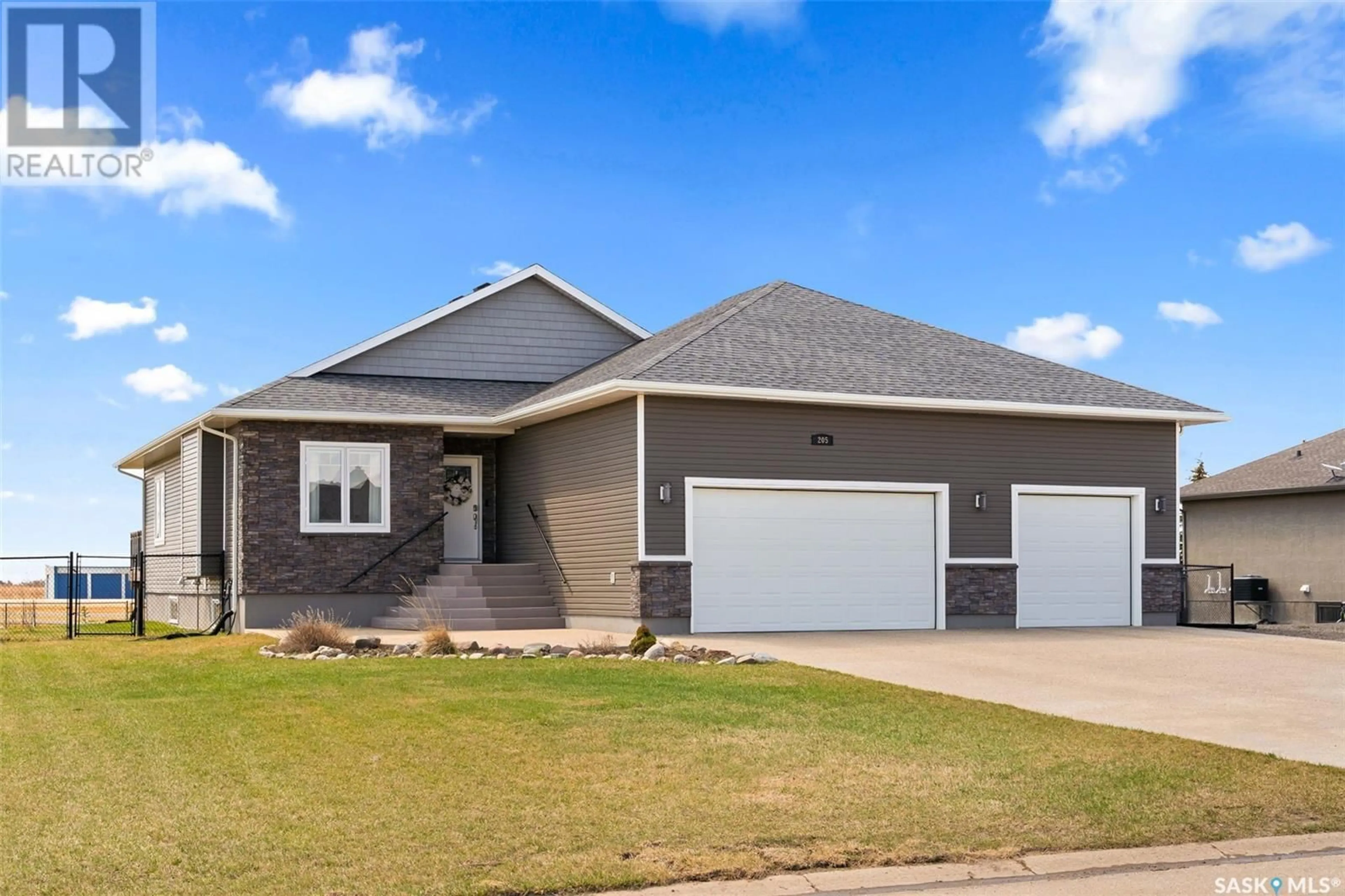 Home with vinyl exterior material, street for 205 EDGEWOOD DRIVE, Buena Vista Saskatchewan S2V1C3