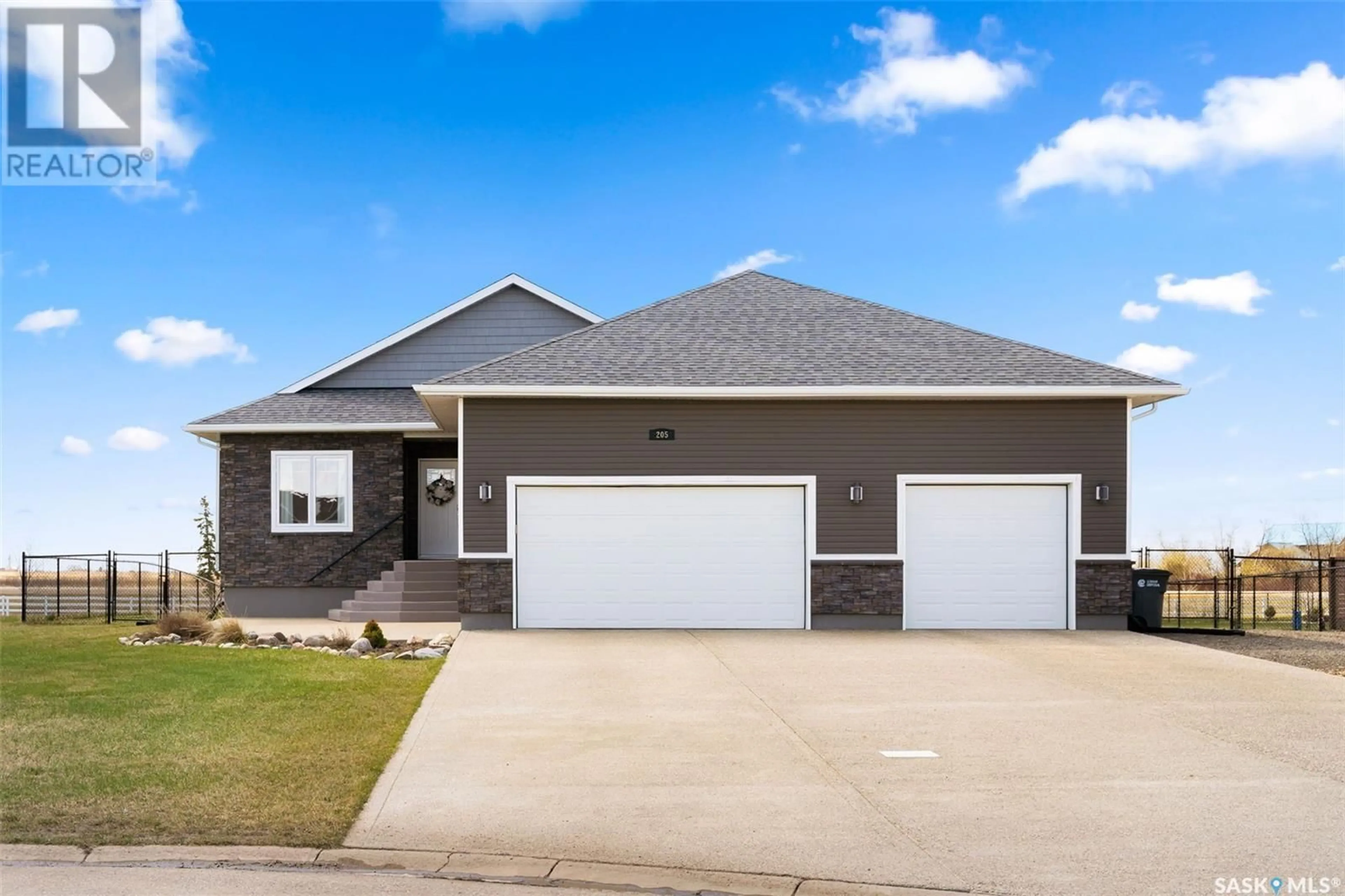 Home with vinyl exterior material, street for 205 EDGEWOOD DRIVE, Buena Vista Saskatchewan S2V1C3