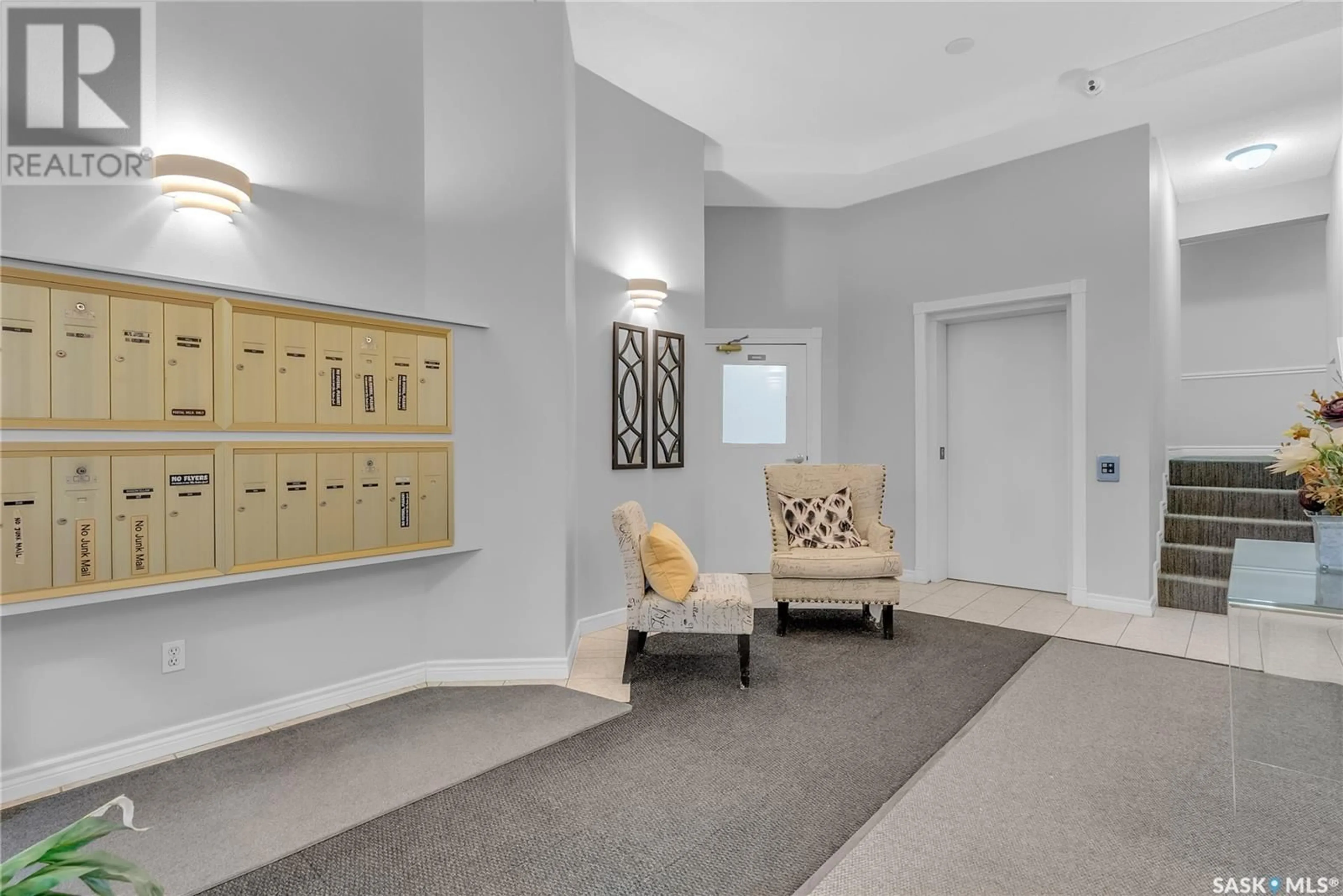Indoor foyer for 204 - 521 MAIN STREET, Saskatoon Saskatchewan S7N0C2