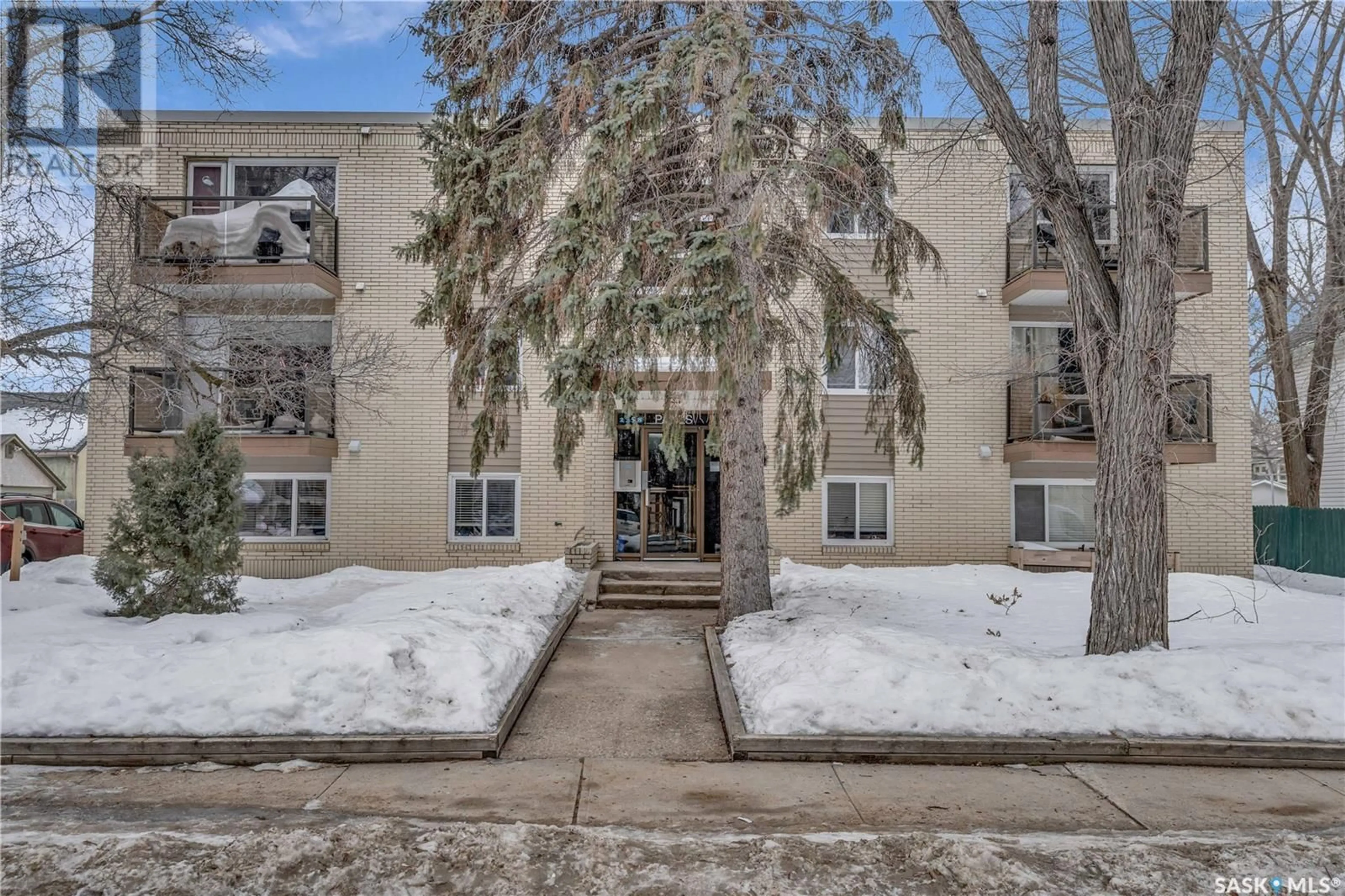 Indoor foyer for 12 2358 RAE STREET, Regina Saskatchewan S4T2G2