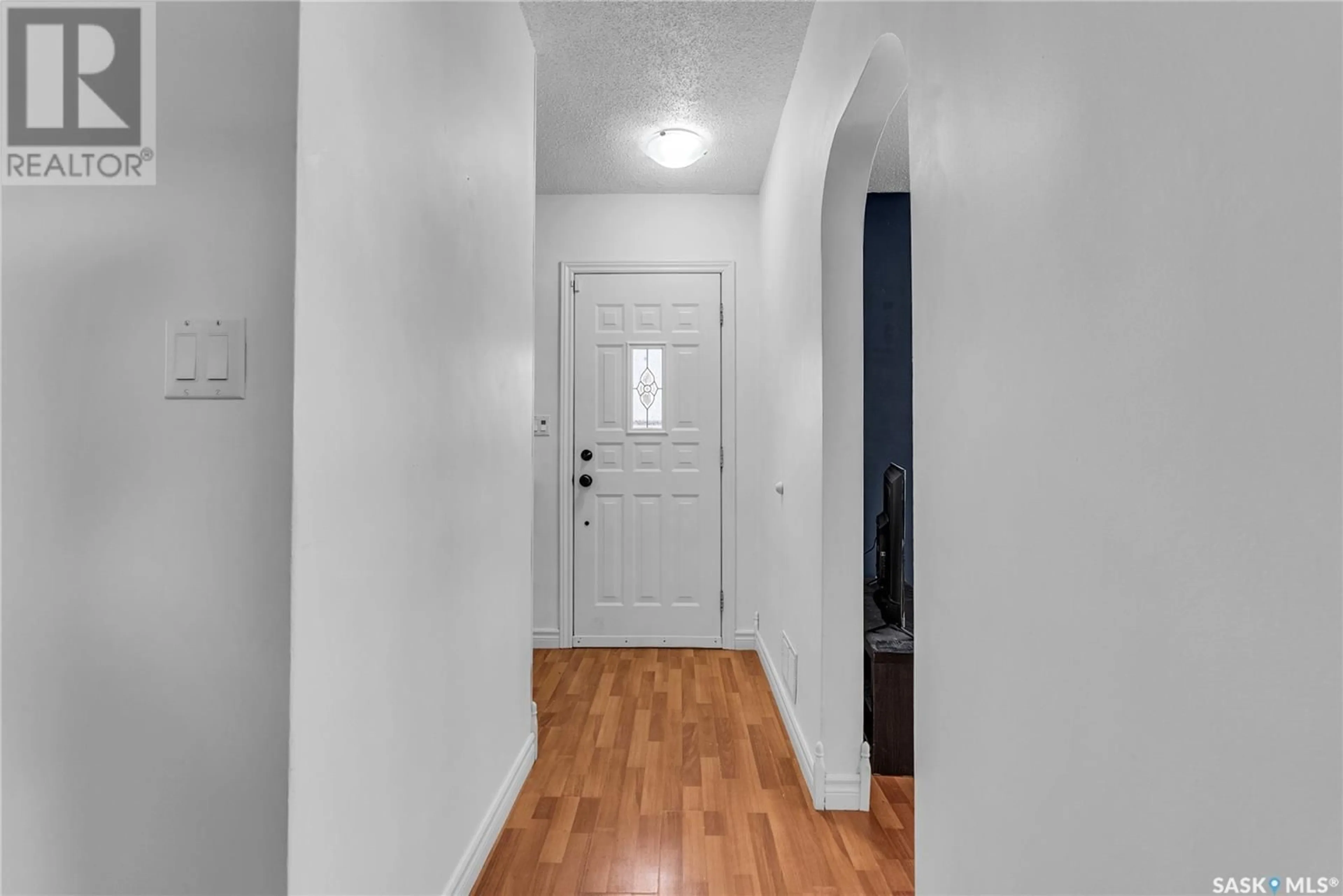 Indoor entryway for 1422 B AVENUE, Saskatoon Saskatchewan S7L1G8