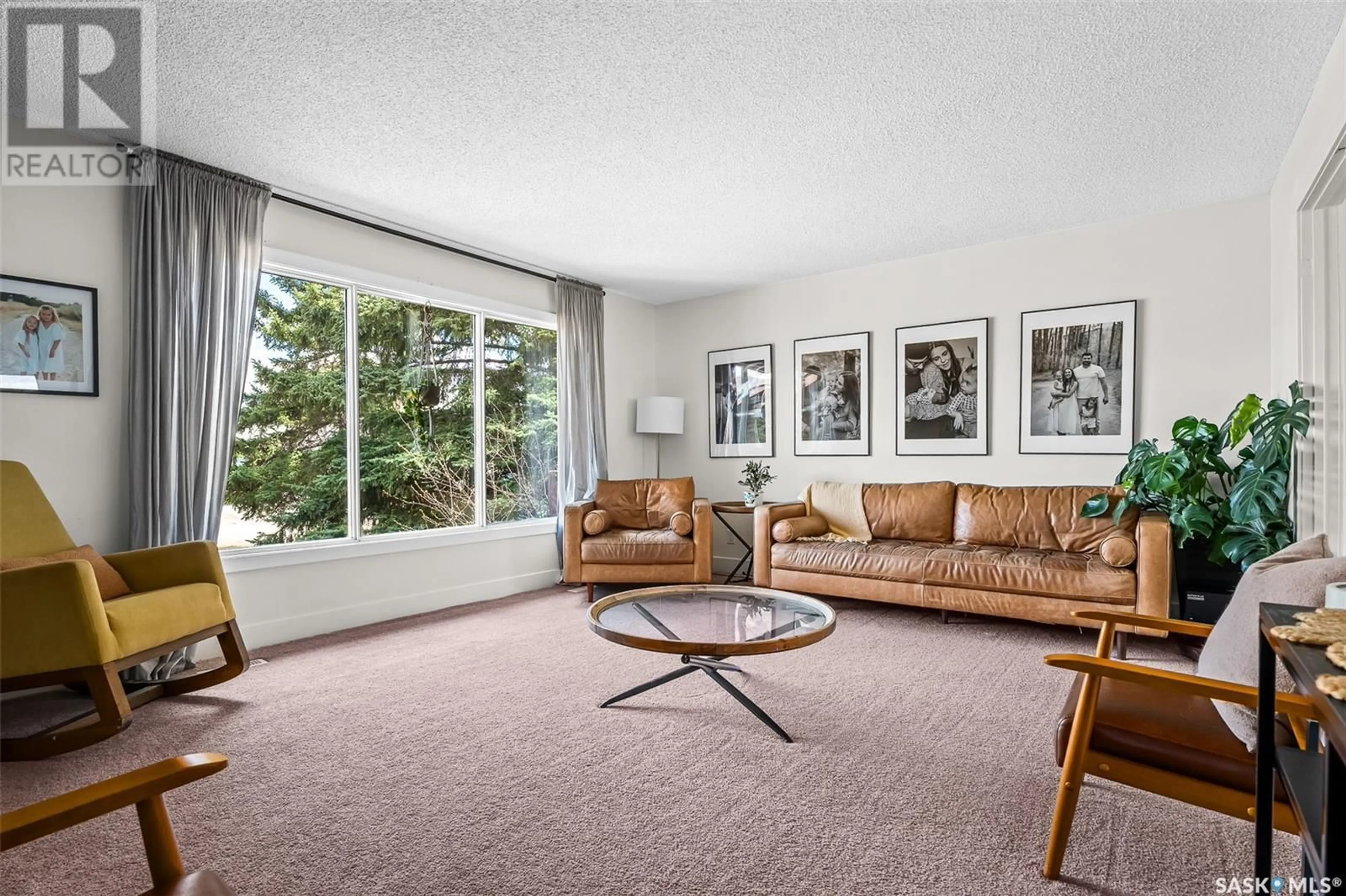 Living room with furniture, carpet floor for 1615 BOTTING BAY, Moose Jaw Saskatchewan S6H7S7