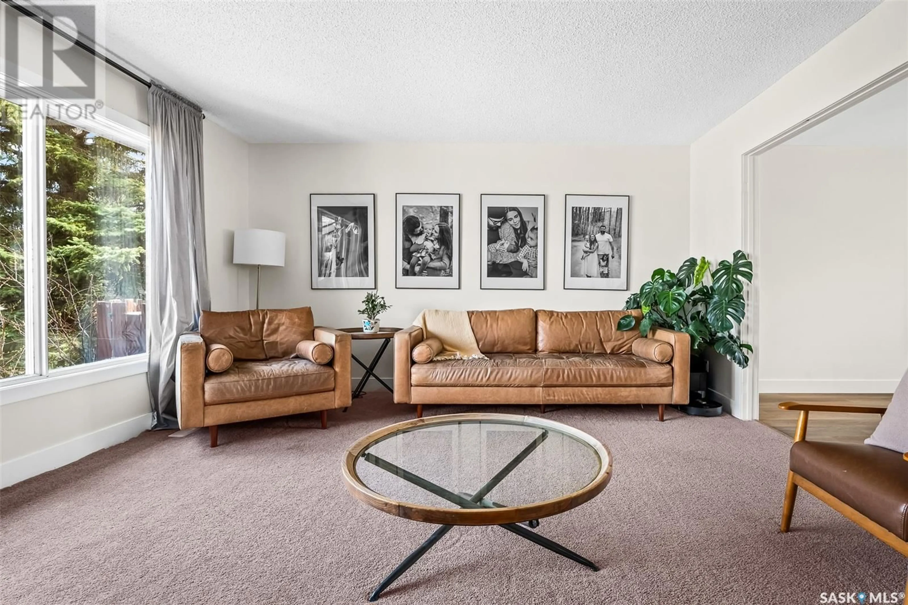 Living room with furniture, carpet floor for 1615 BOTTING BAY, Moose Jaw Saskatchewan S6H7S7