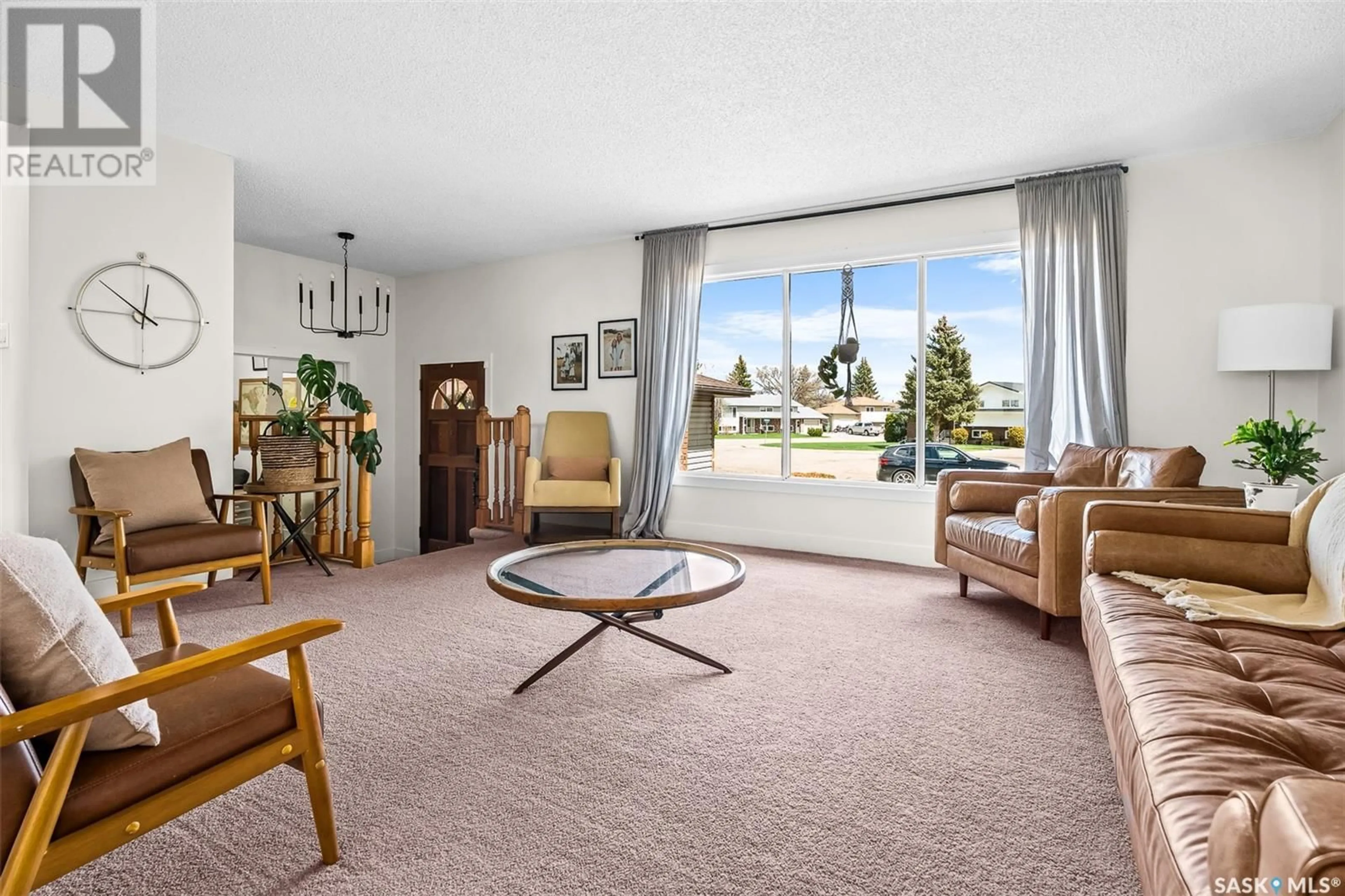Living room with furniture, carpet floor for 1615 BOTTING BAY, Moose Jaw Saskatchewan S6H7S7