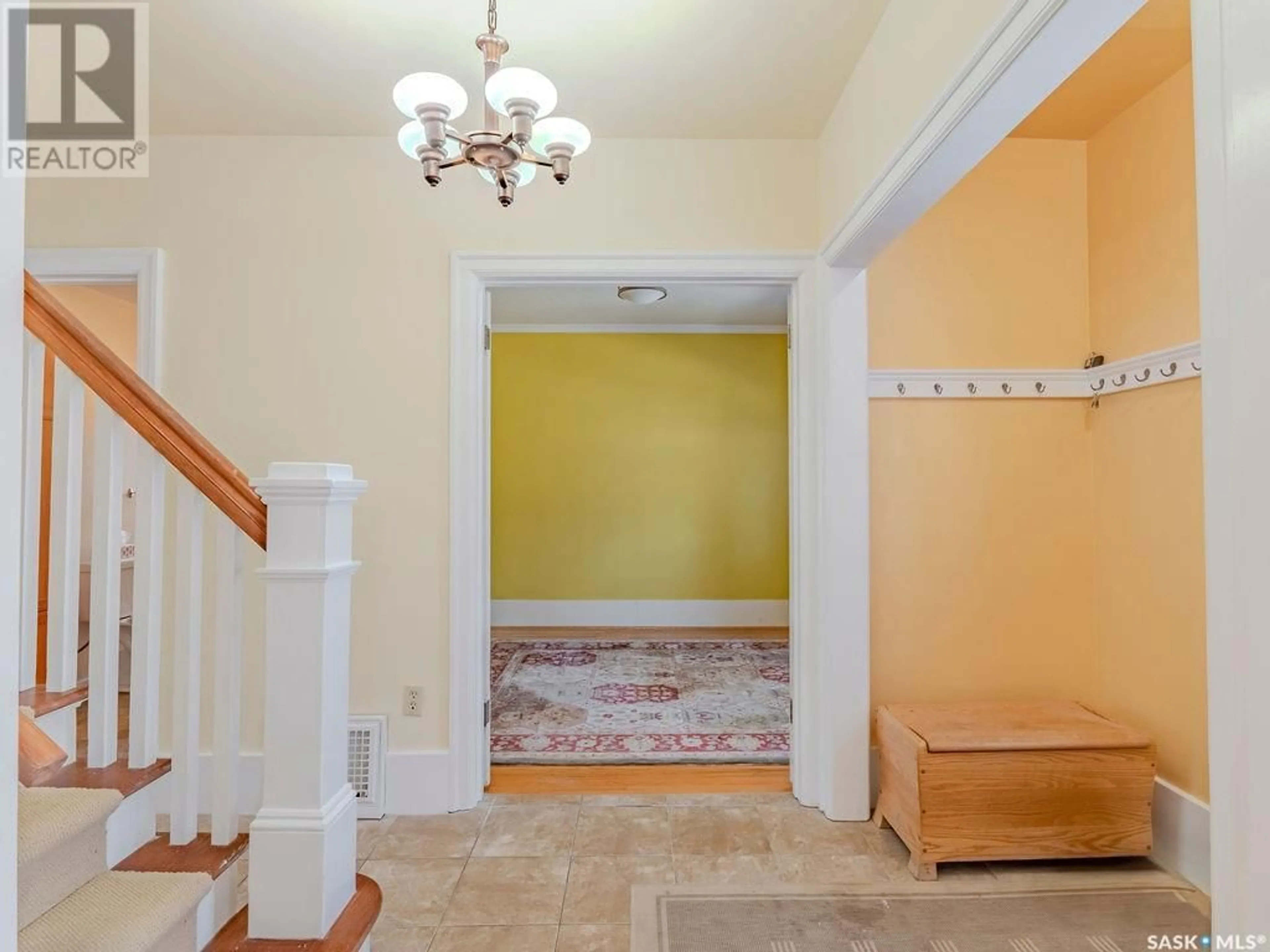 Indoor foyer for 719 9TH AVENUE, Saskatoon Saskatchewan S7K2Y8