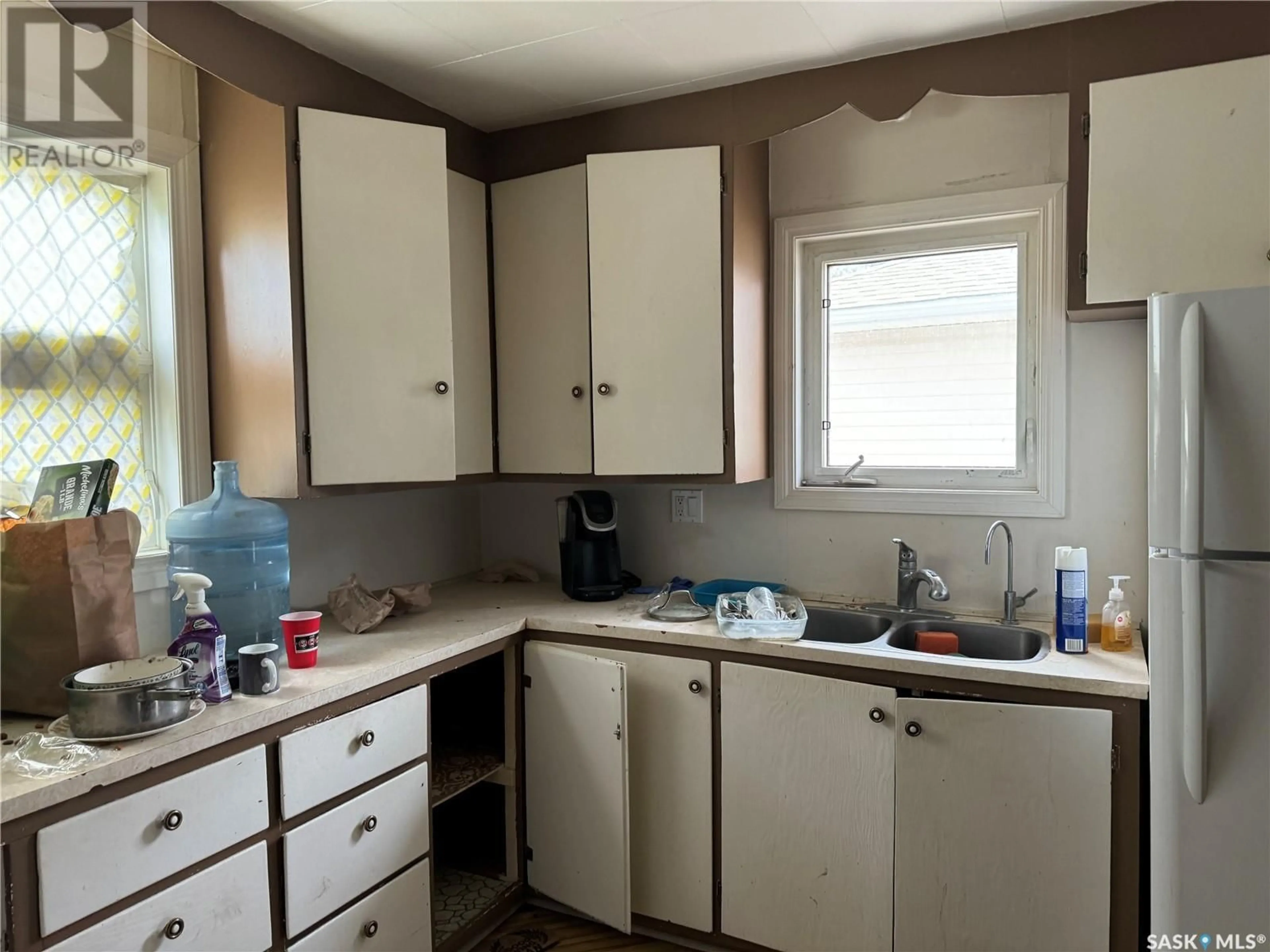 Standard kitchen, unknown for 509 5TH AVENUE, Assiniboia Saskatchewan S0H0B0