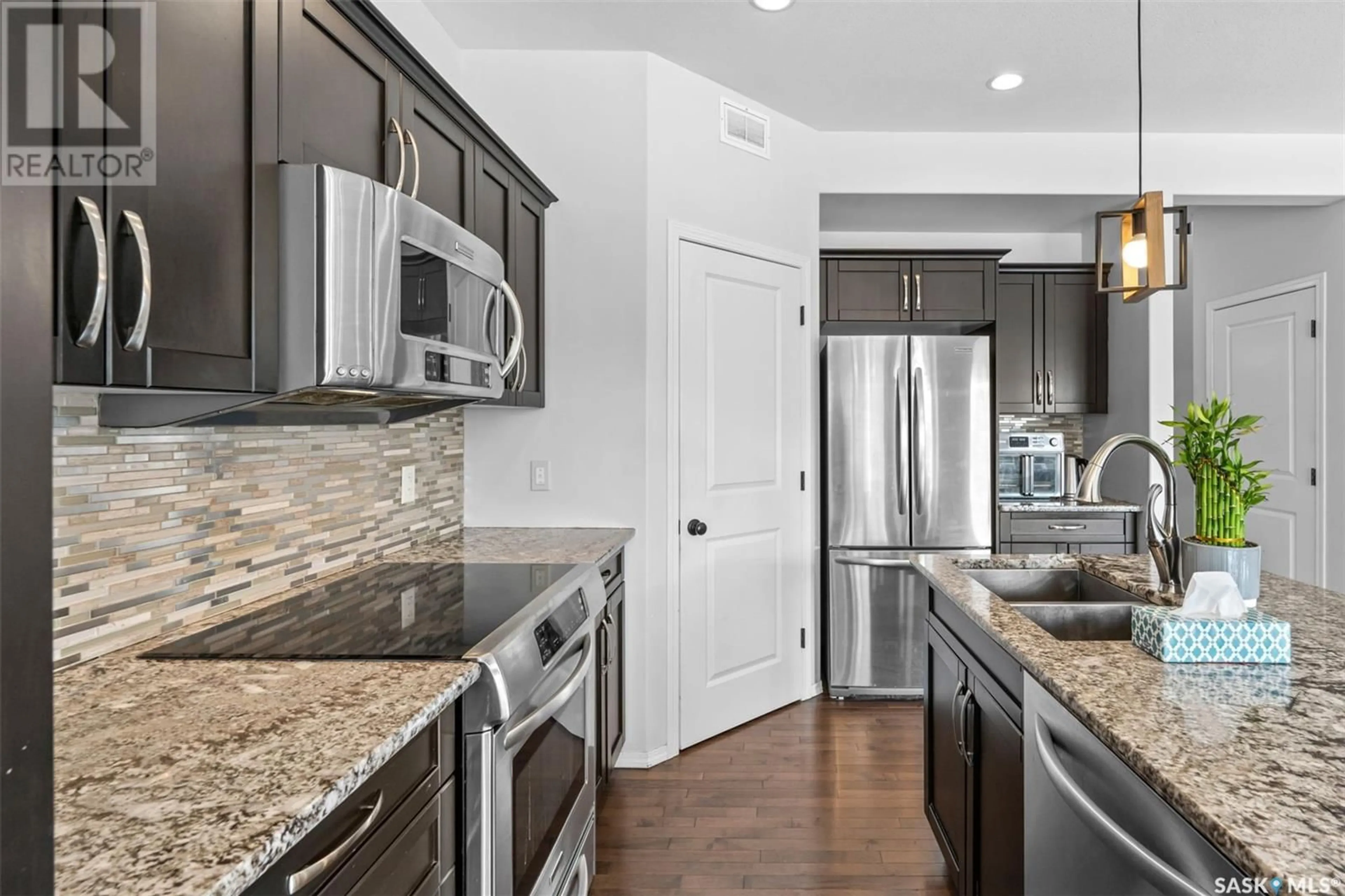 Open concept kitchen, ceramic/tile floor for 1022 HUNTER ROAD, Saskatoon Saskatchewan S7T0R2