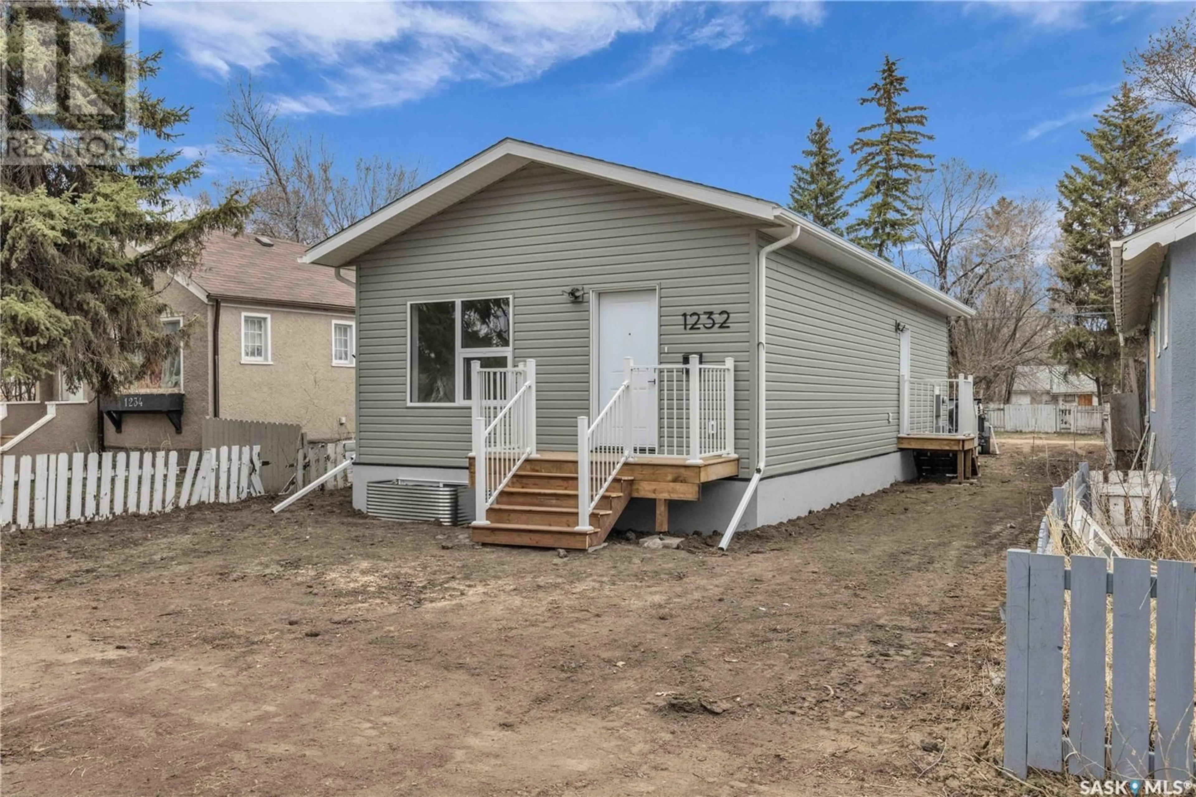 Home with vinyl exterior material, street for 1232 E AVENUE N, Saskatoon Saskatchewan S7K2E4
