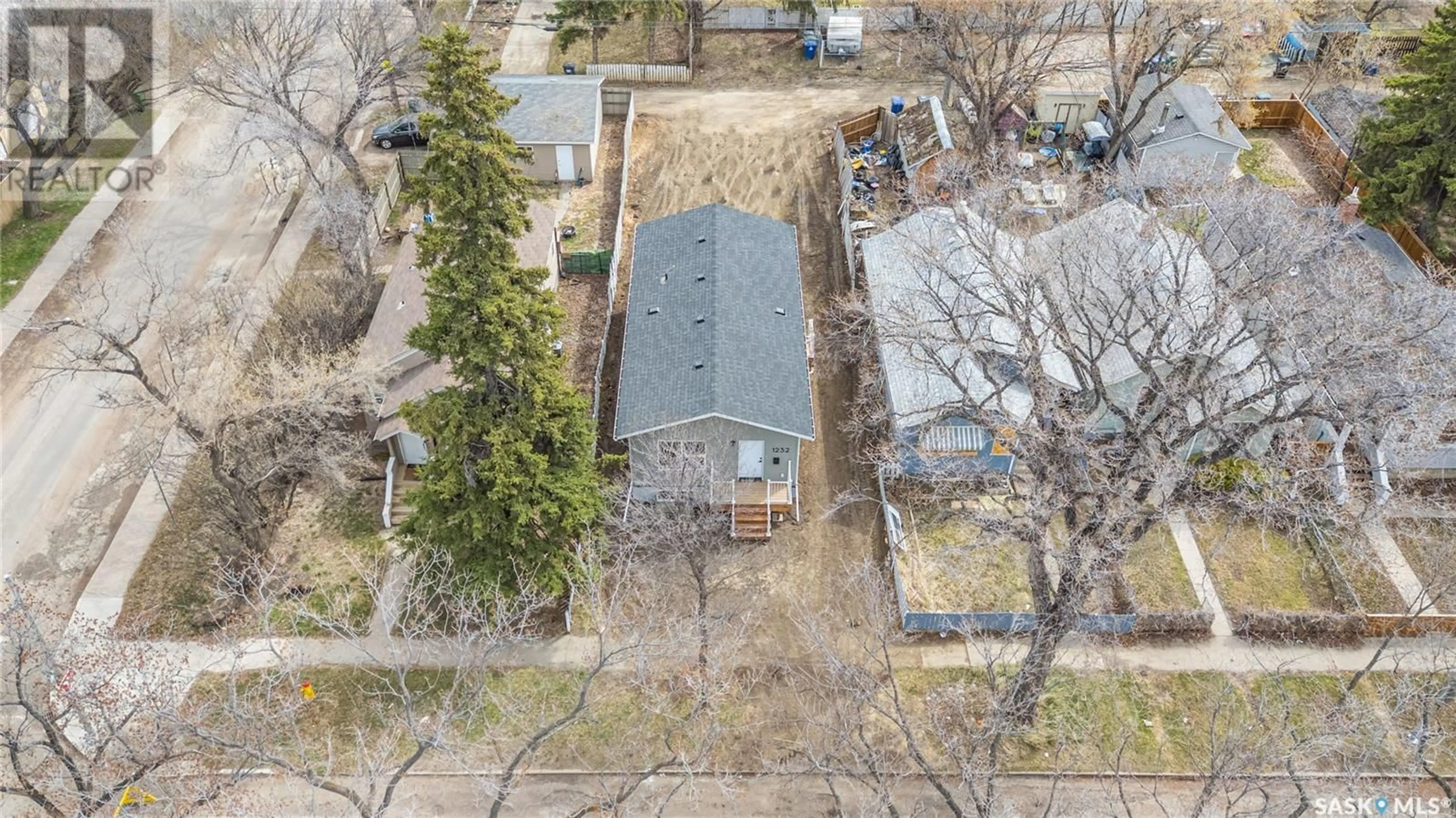 A pic from outside/outdoor area/front of a property/back of a property/a pic from drone, street for 1232 E AVENUE N, Saskatoon Saskatchewan S7K2E4