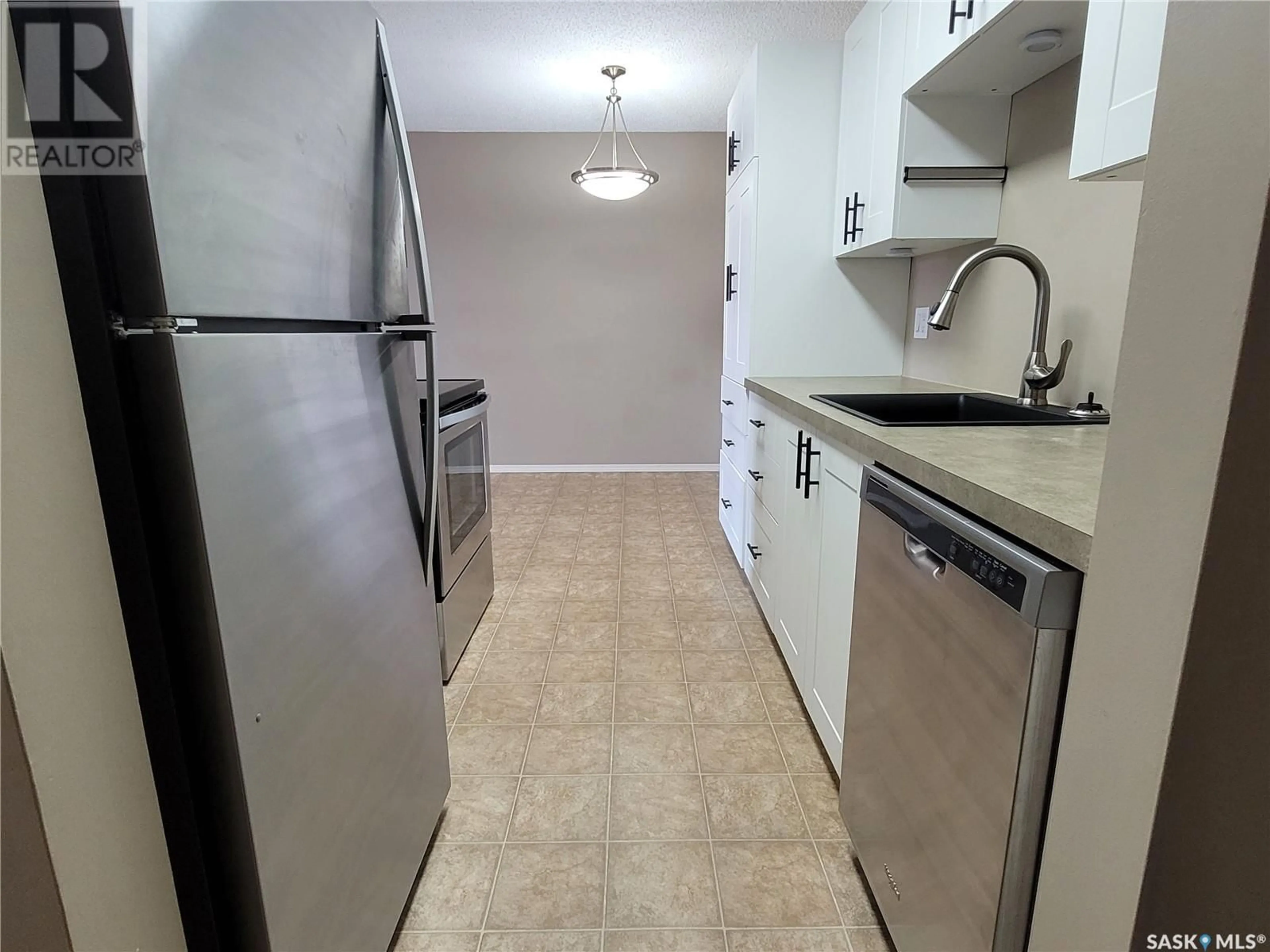 Standard kitchen, unknown for 305 - 3308 33RD STREET, Saskatoon Saskatchewan S7L6S6