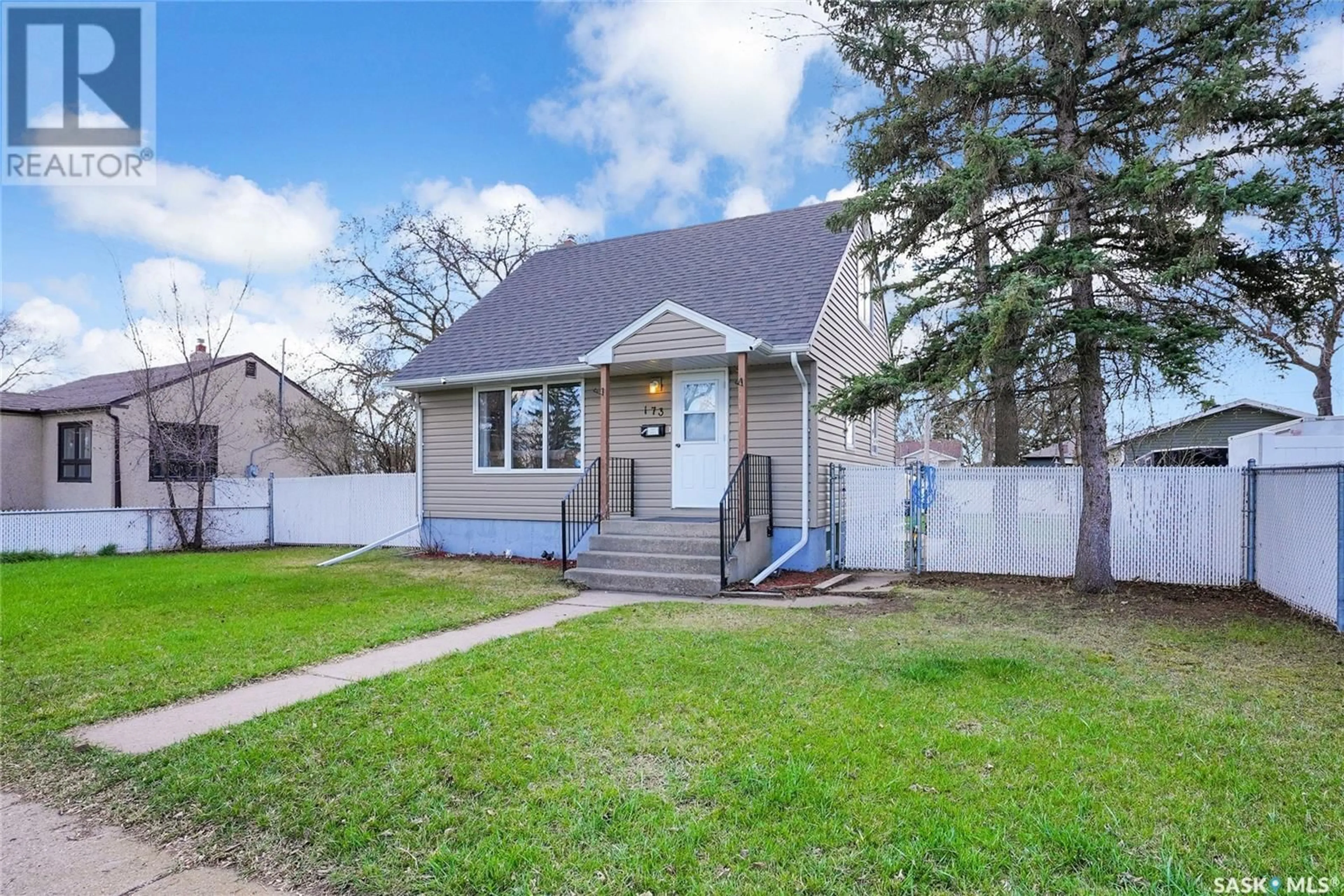 Home with vinyl exterior material, street for 173 COTEAU STREET, Moose Jaw Saskatchewan S6H4T6