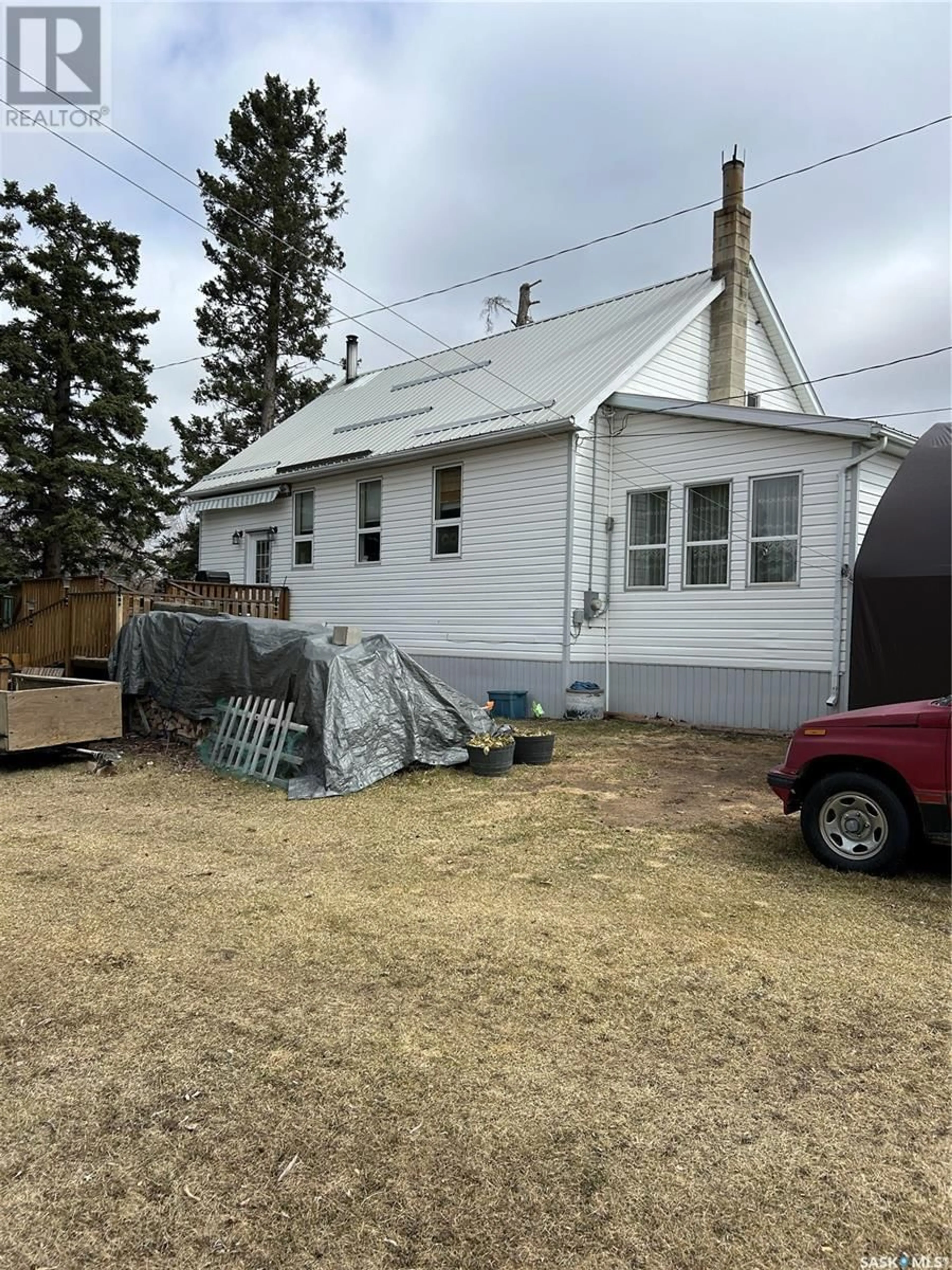 Home with vinyl exterior material, building for 107 2ND AVENUE AVE, Lintlaw Saskatchewan S0A2H0