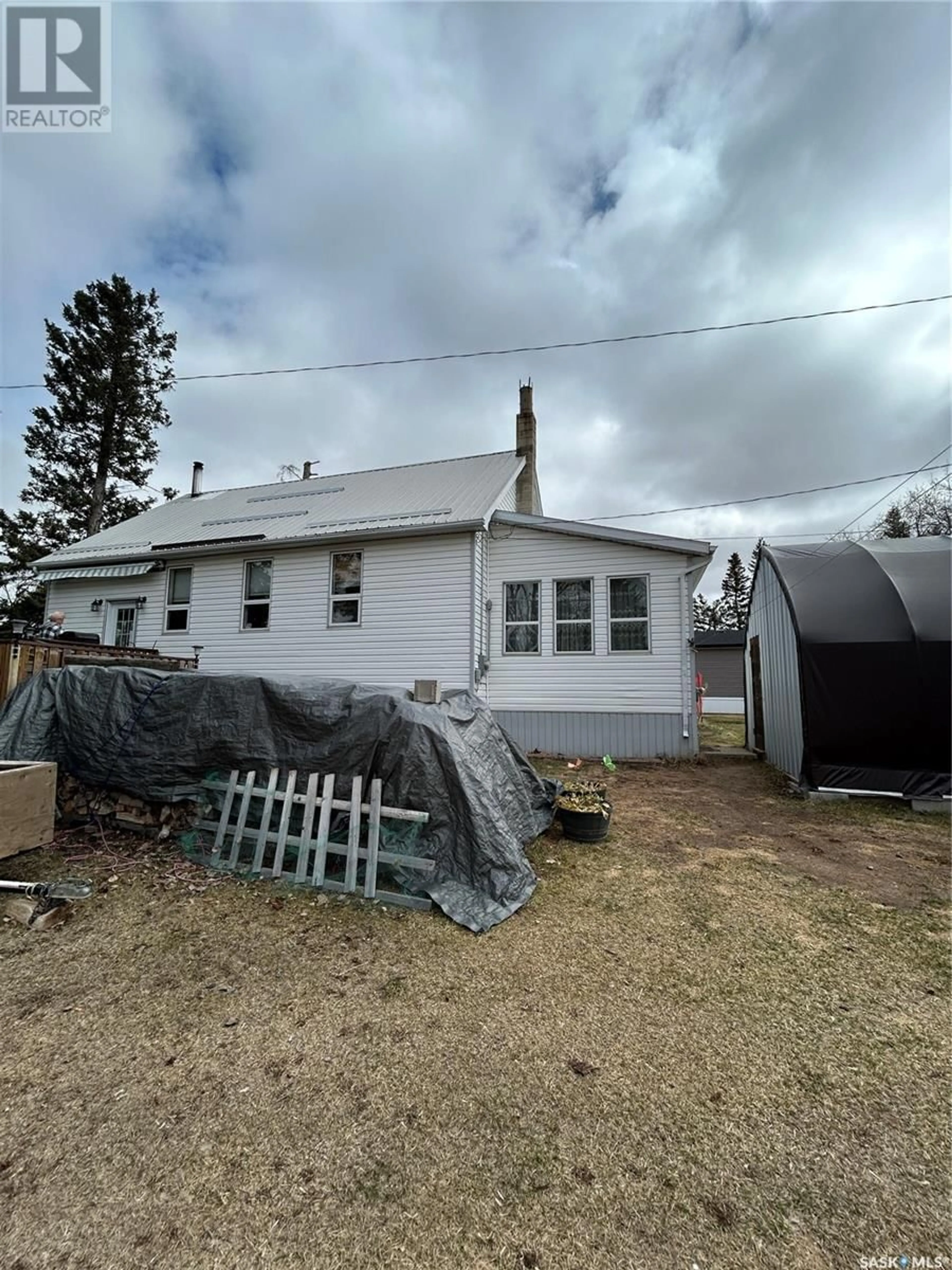 Home with vinyl exterior material, building for 107 2ND AVENUE AVE, Lintlaw Saskatchewan S0A2H0
