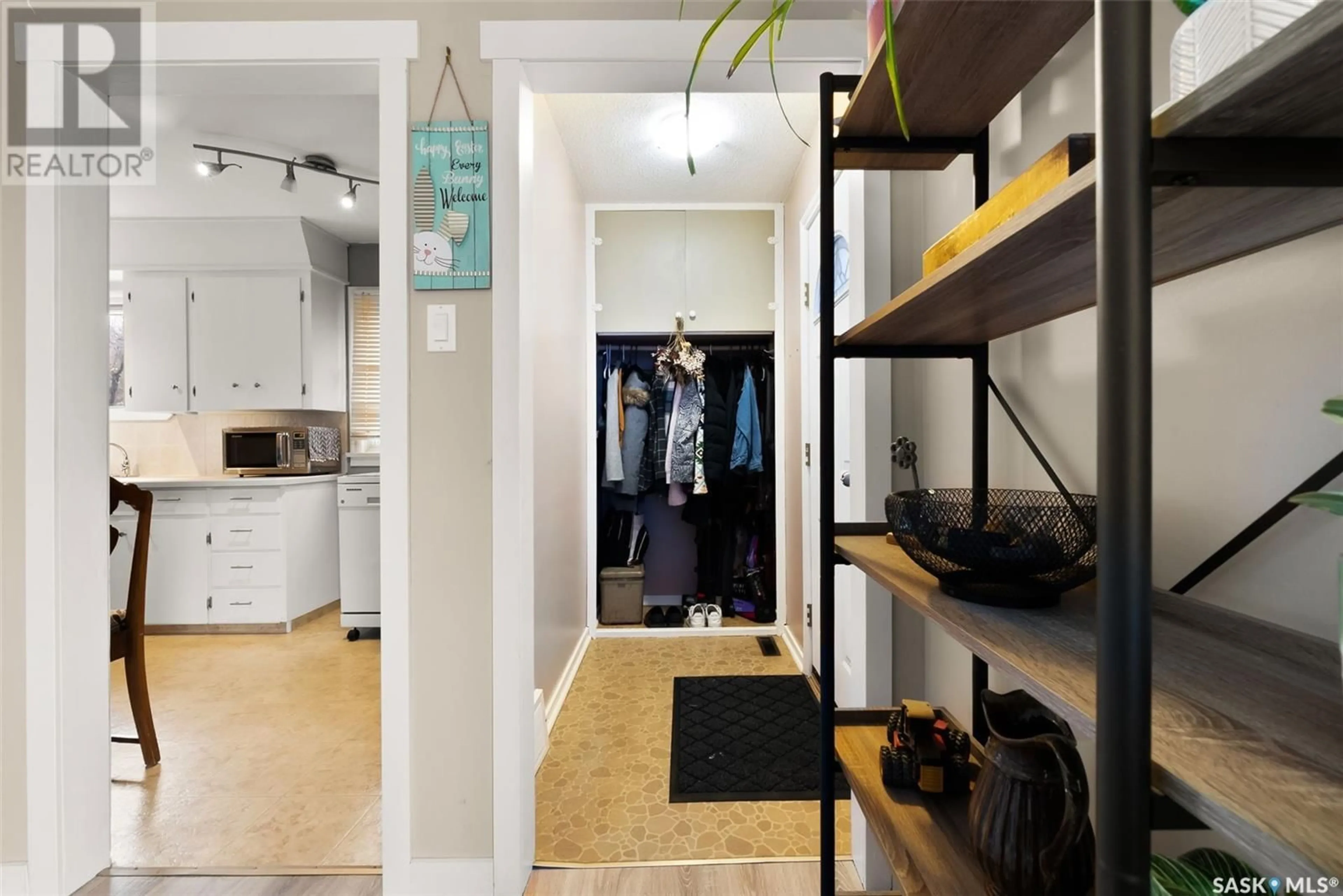 Indoor entryway for 45 ELIZABETH CRESCENT, Regina Saskatchewan S4T5W3