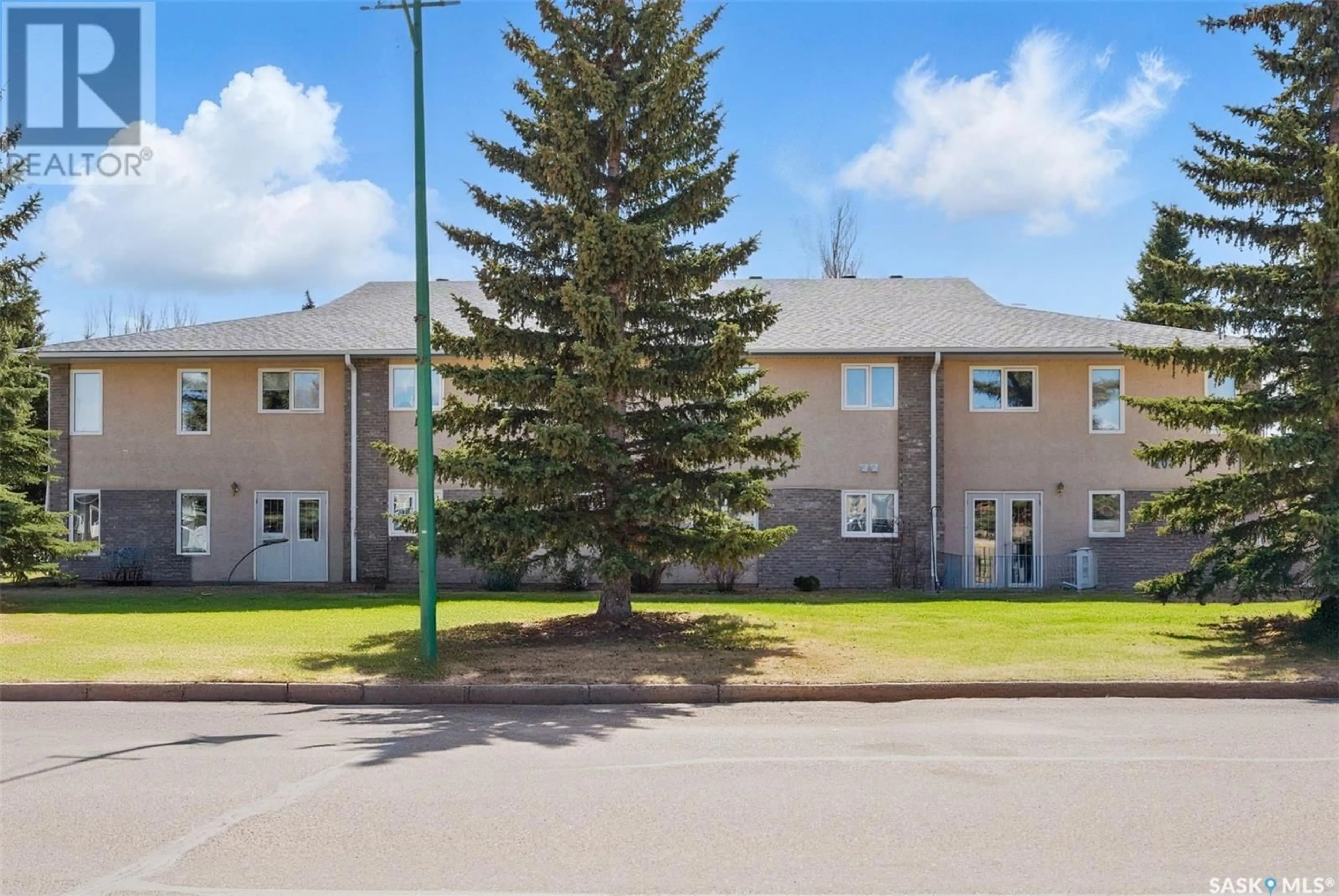 Patio, building for E - 6 105 6TH AVENUE, Watrous Saskatchewan S0K4T0