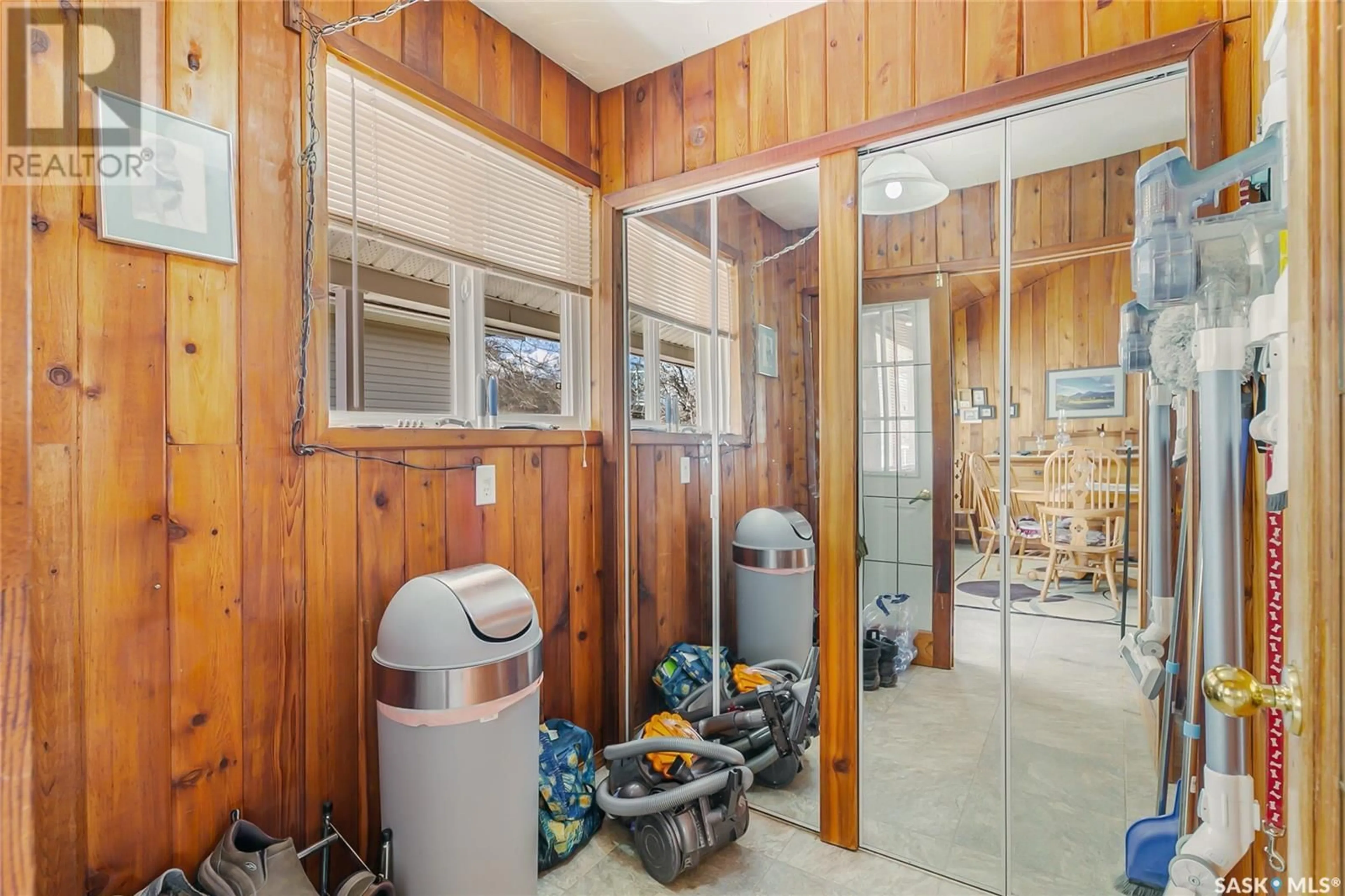 Indoor foyer for 118 SUNSET DRIVE, Regina Beach Saskatchewan S0G4C0