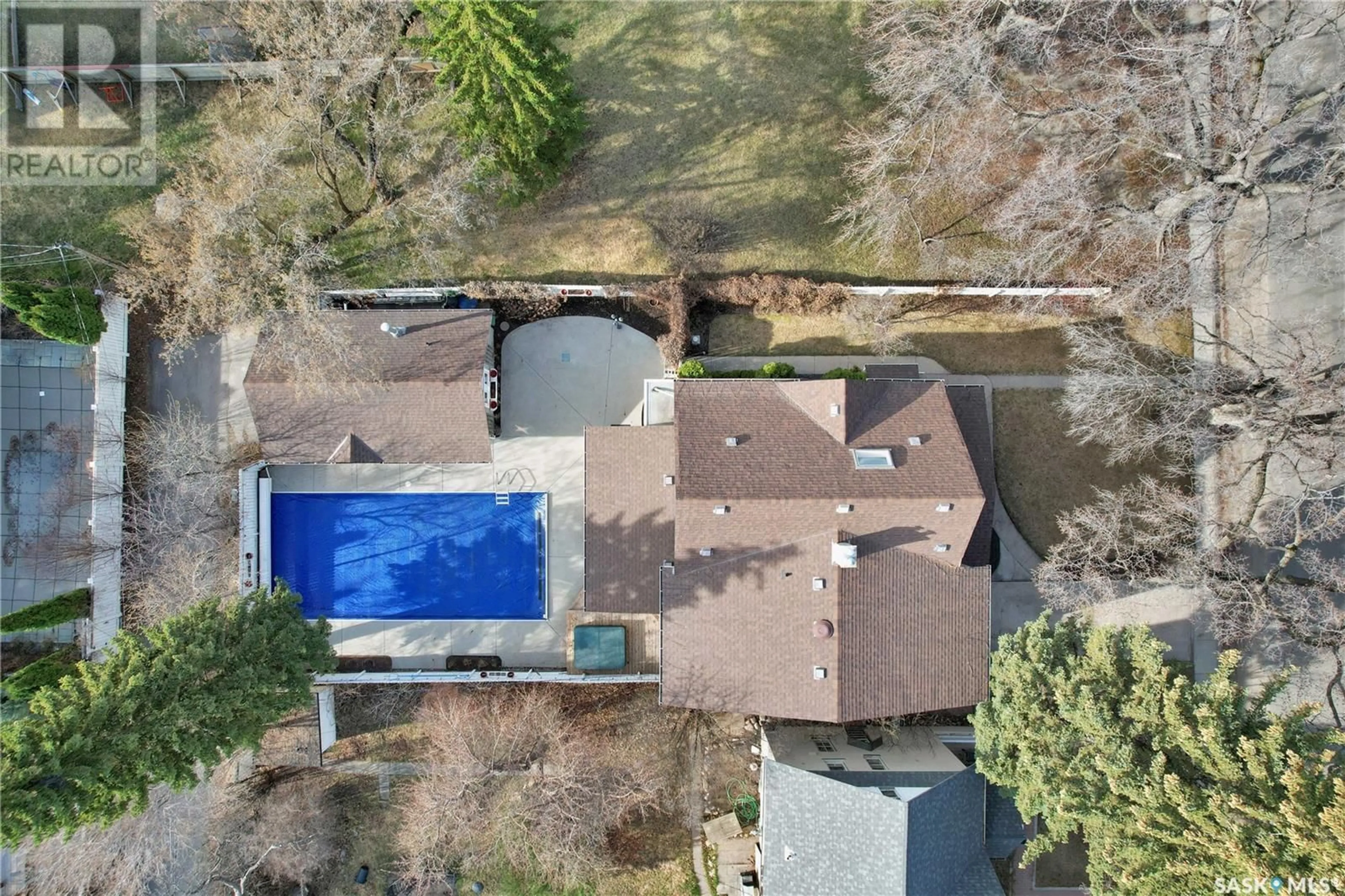 A pic from outside/outdoor area/front of a property/back of a property/a pic from drone, unknown for 222 SASKATCHEWAN CRESCENT, Saskatoon Saskatchewan S7M0A4