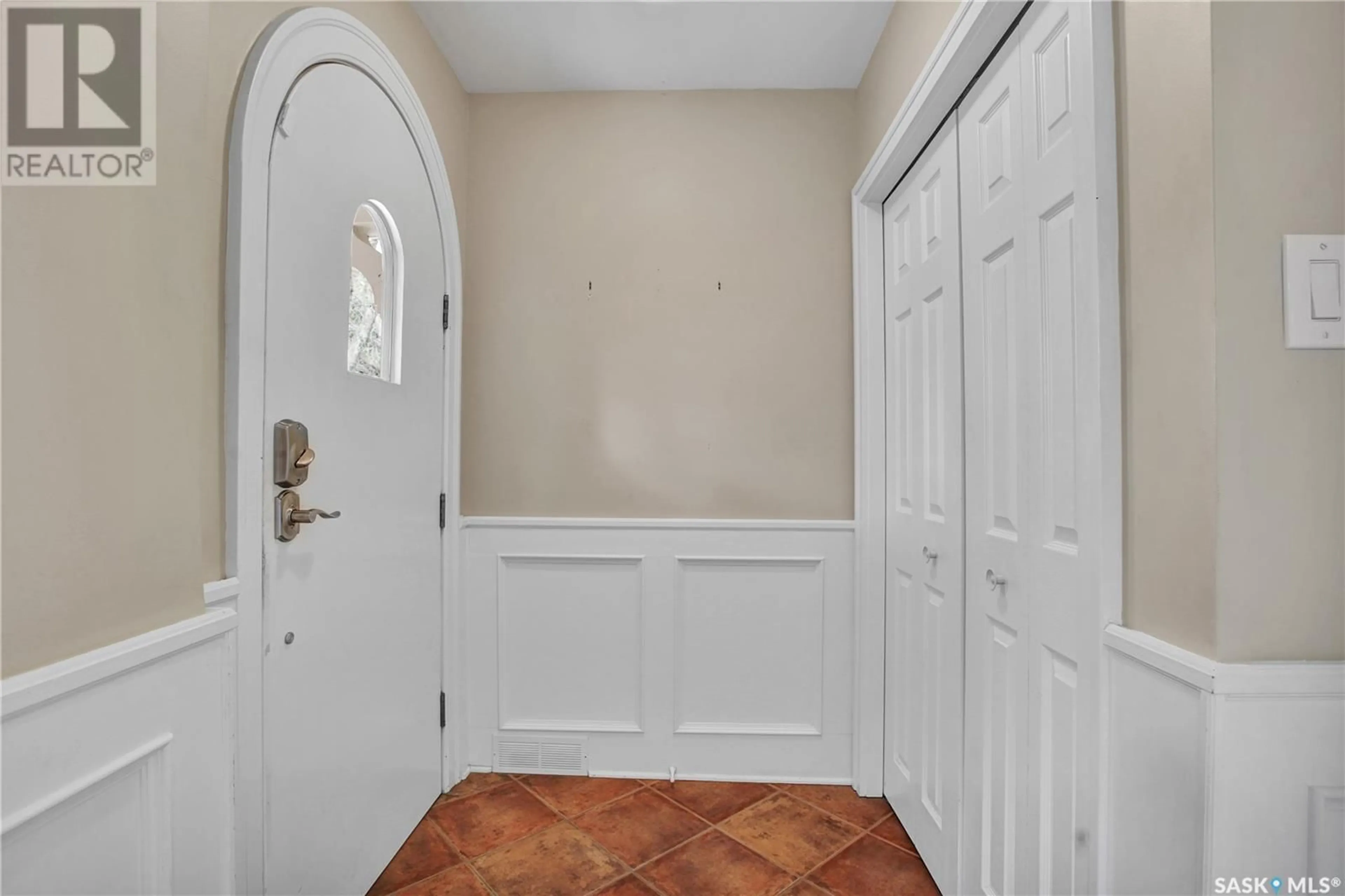 Indoor entryway for 222 SASKATCHEWAN CRESCENT, Saskatoon Saskatchewan S7M0A4