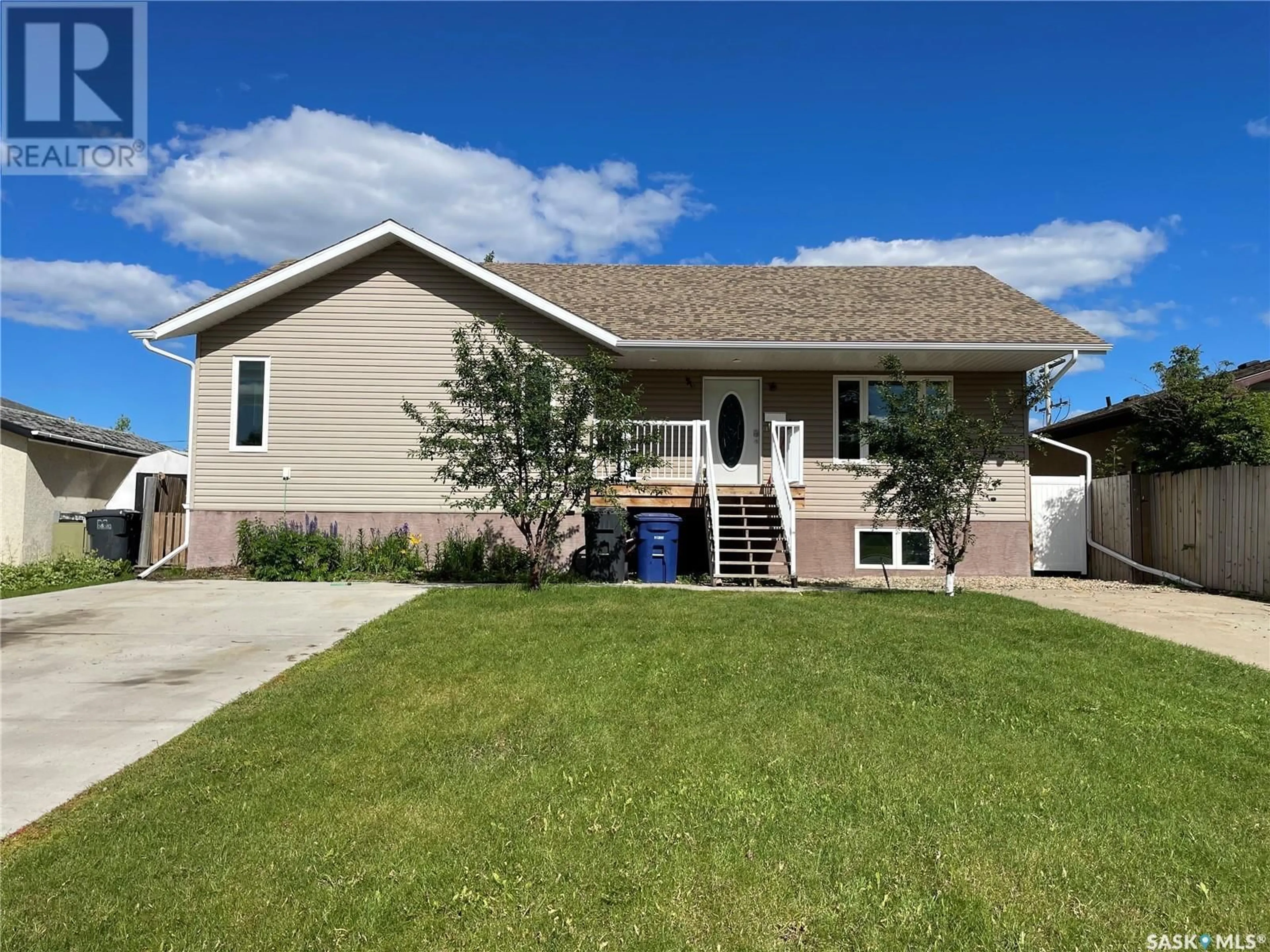 Home with vinyl exterior material, street for 810 CENTRE STREET, Meadow Lake Saskatchewan S9X1G3
