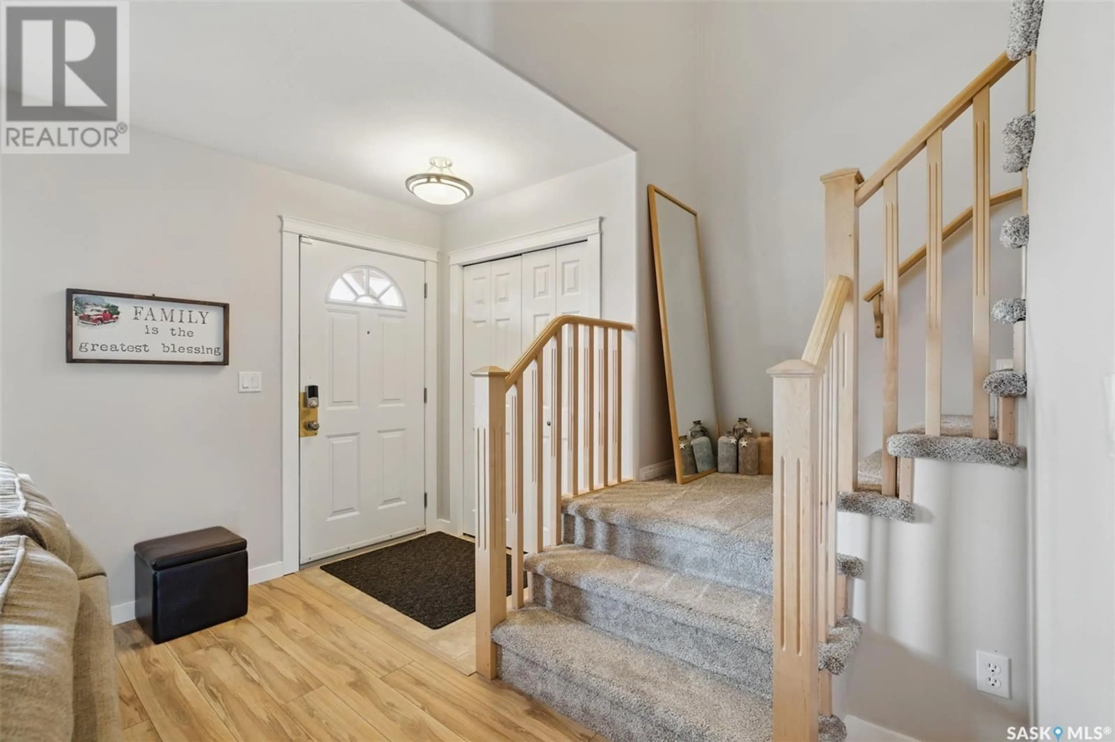 Indoor entryway for 523 MAGUIRE LANE, Saskatoon Saskatchewan S7W1A2