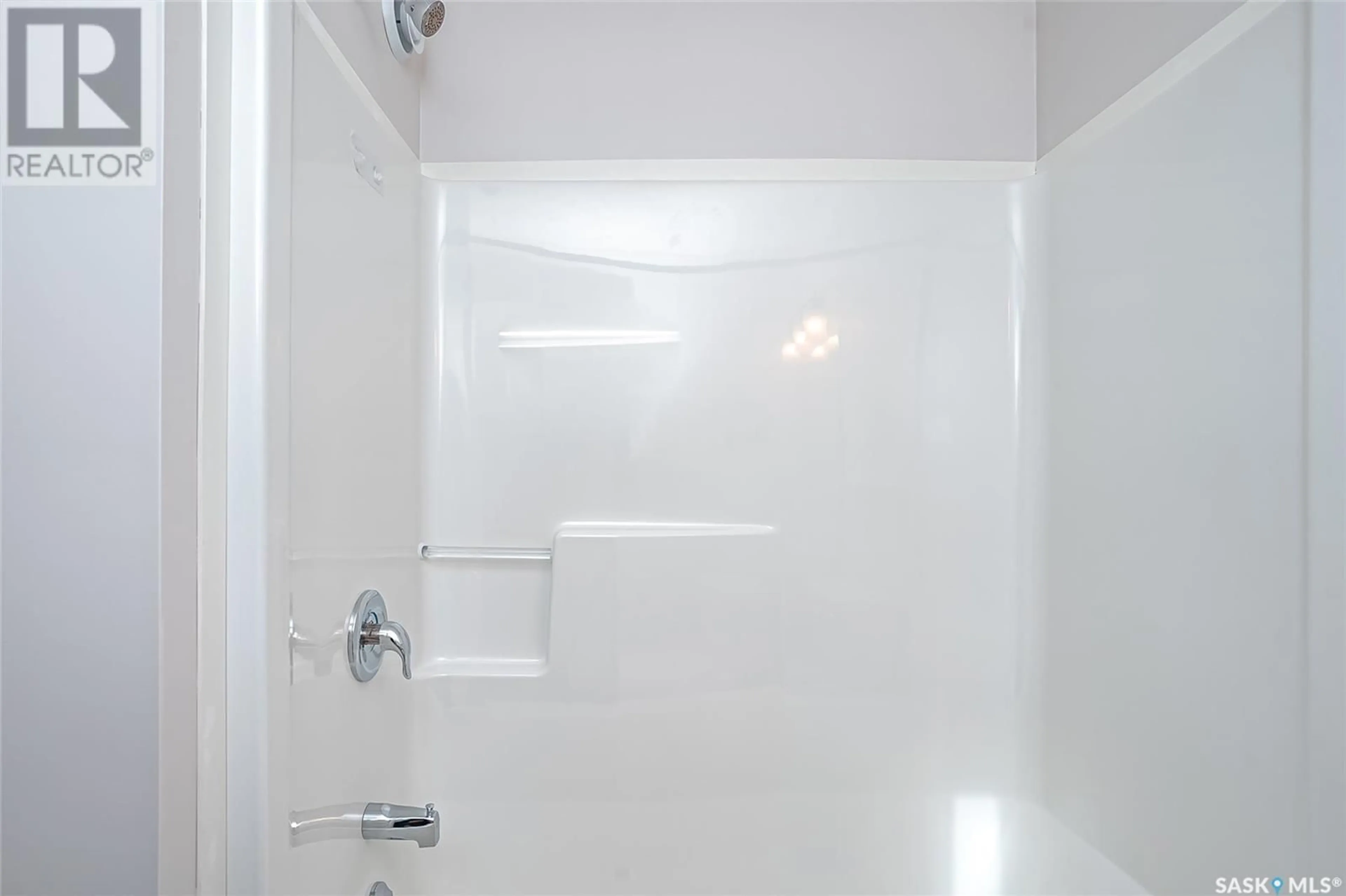 Standard bathroom, unknown for 305 - 522 CORNISH ROAD, Saskatoon Saskatchewan S7T0Z4