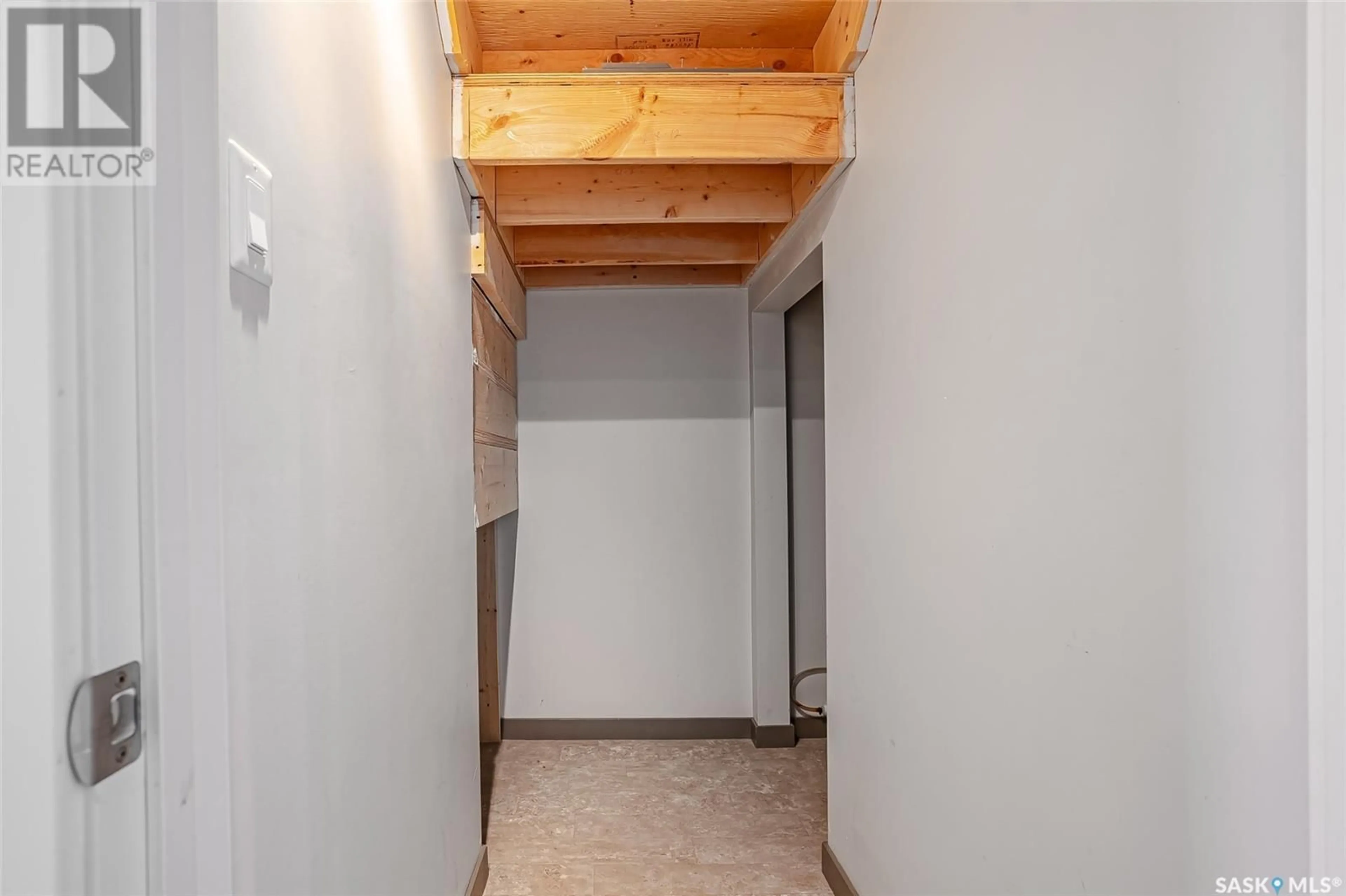Indoor foyer for 305 - 522 CORNISH ROAD, Saskatoon Saskatchewan S7T0Z4