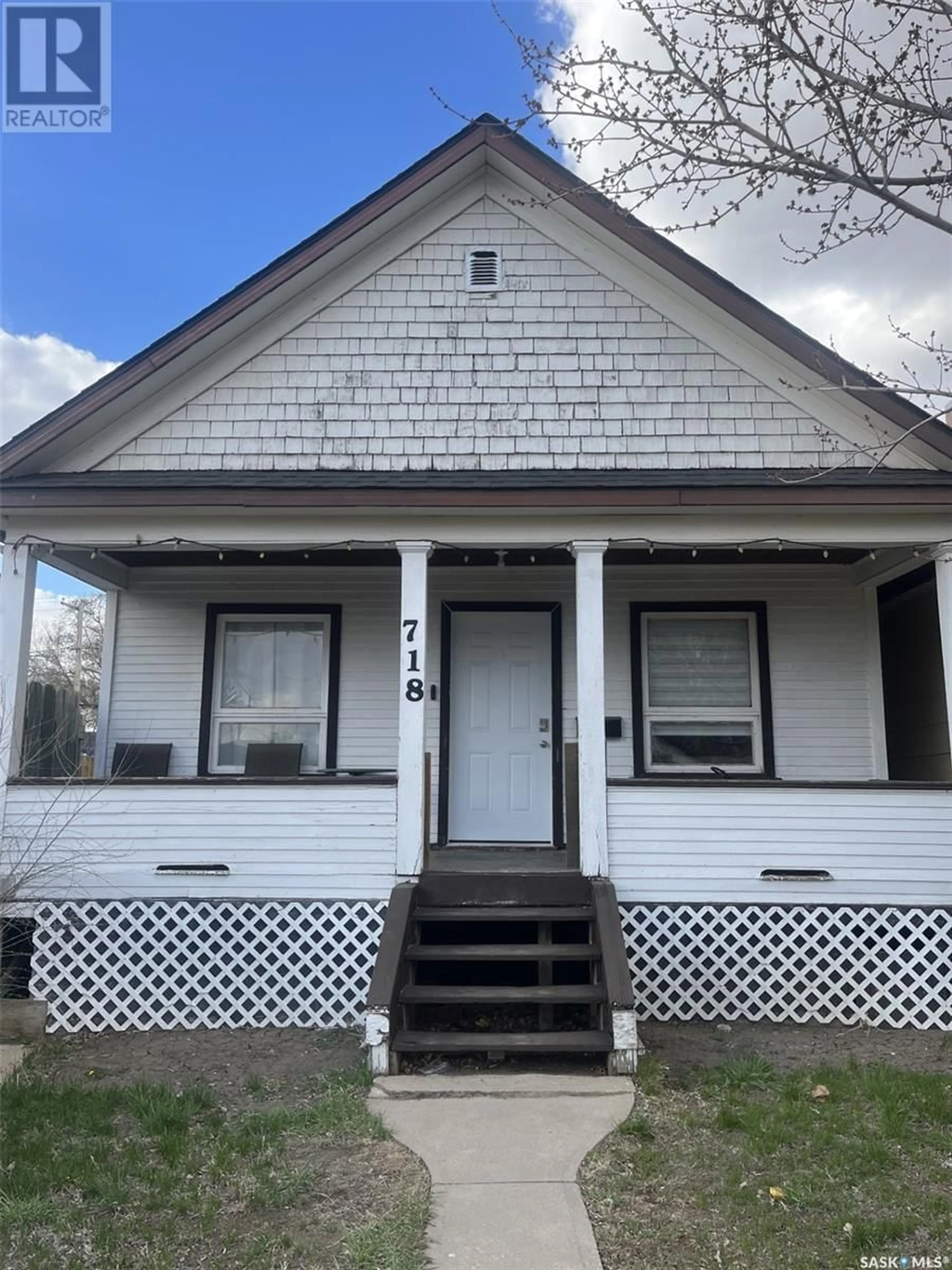 Home with vinyl exterior material, building for 718 ATHABASCA STREET E, Moose Jaw Saskatchewan S6H0M5