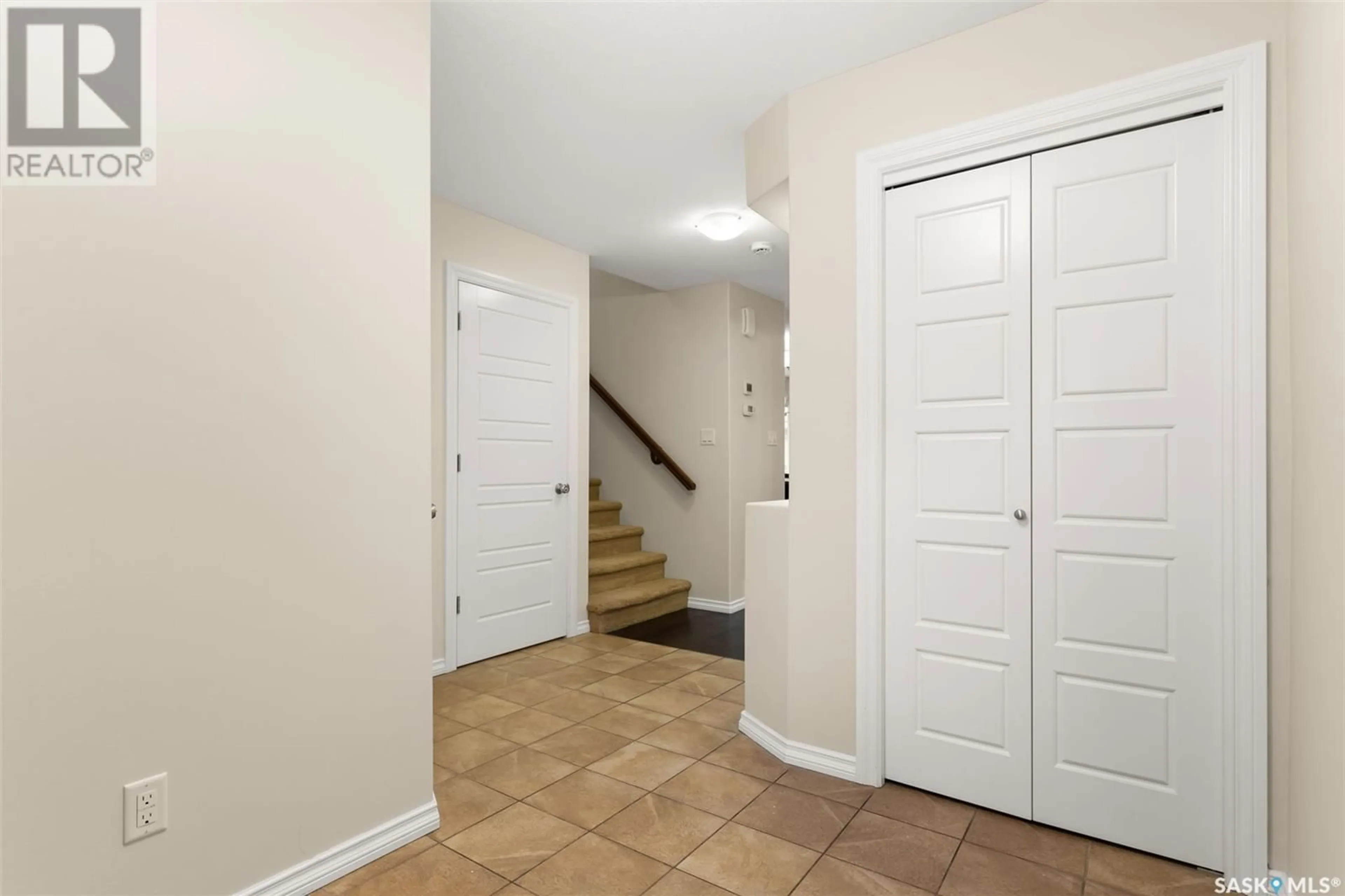 Indoor entryway for 131 4100 SANDHILL CRESCENT, Regina Saskatchewan S4V3G9